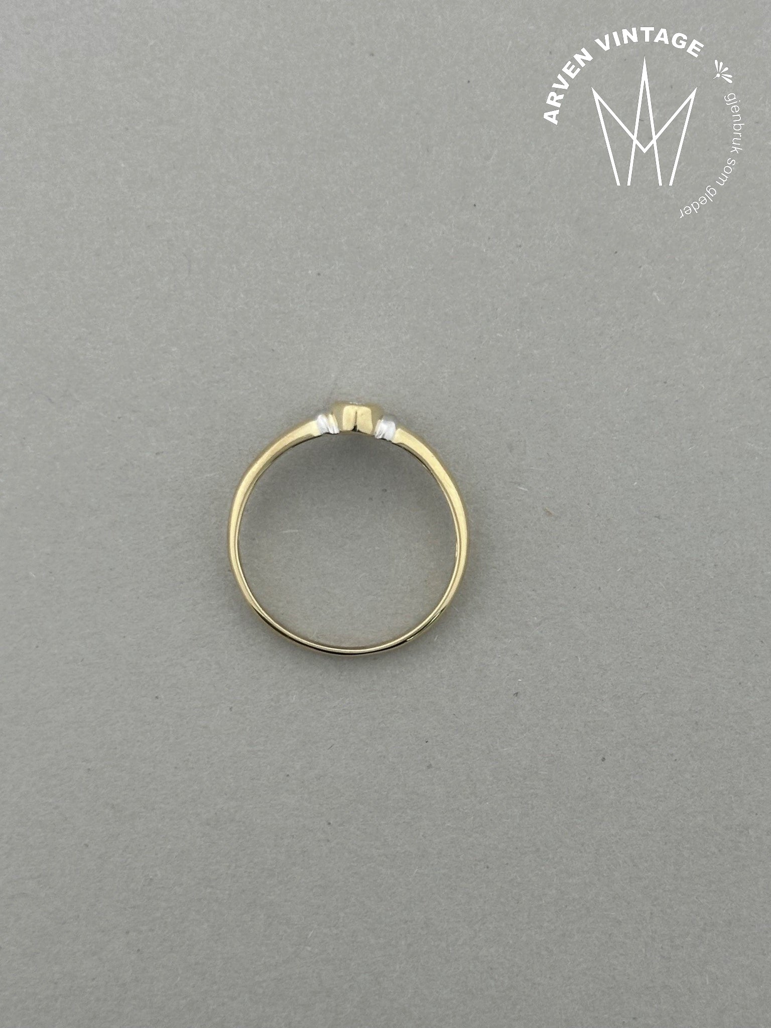 Vintage ring i gult gull med blank sten str54