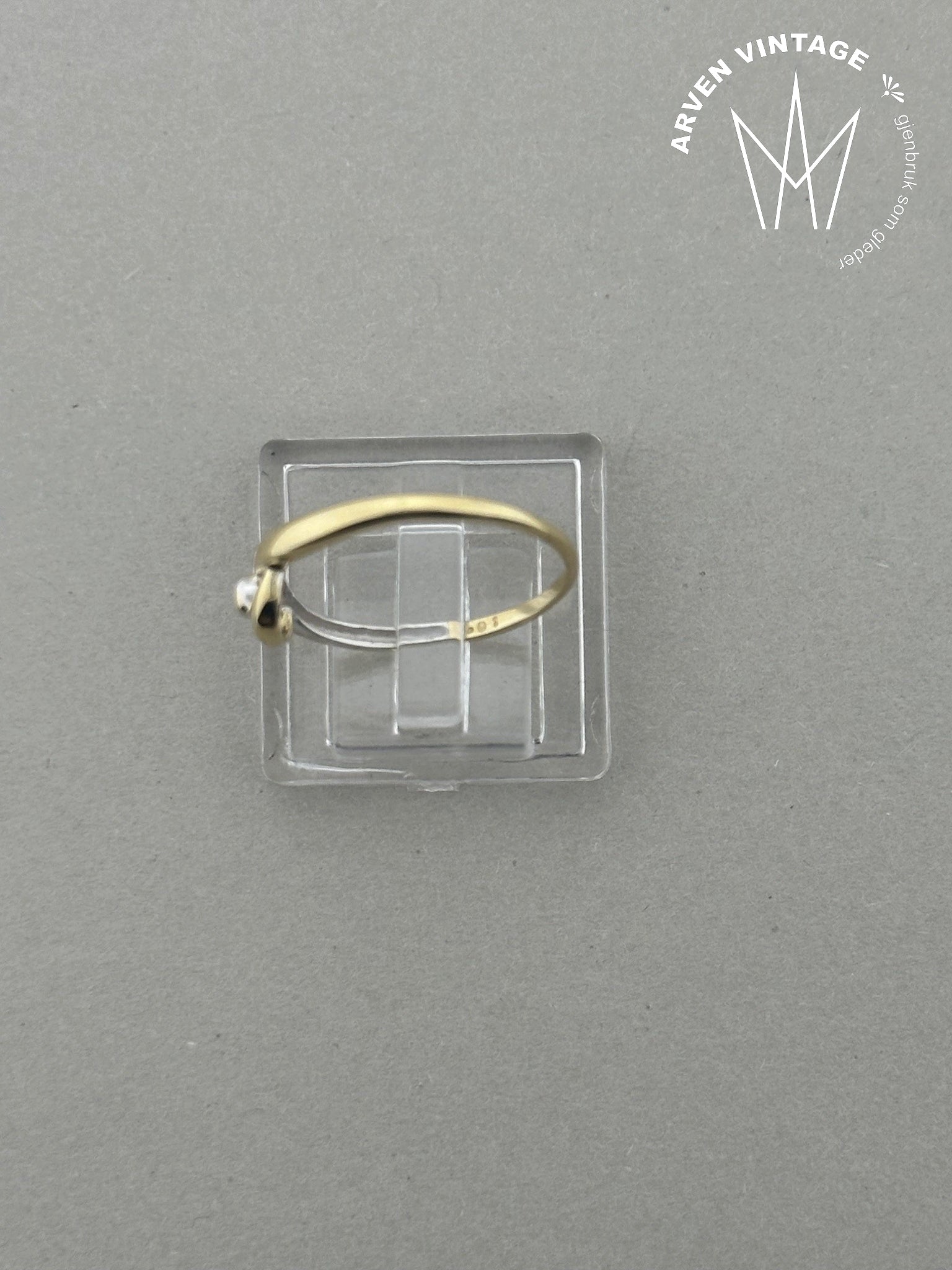 Vintage diamantring i gult gull str 52