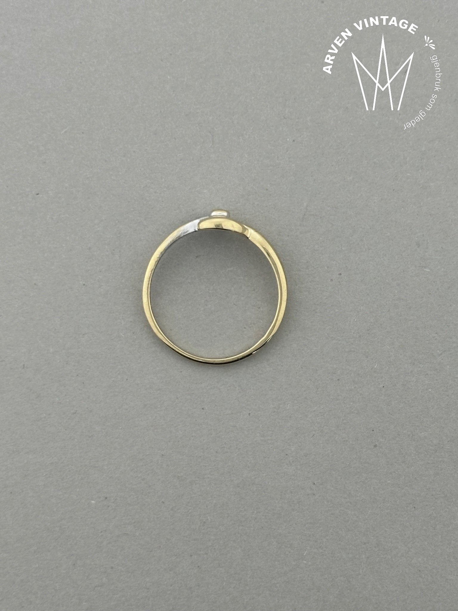 Vintage diamantring i gult gull str 52