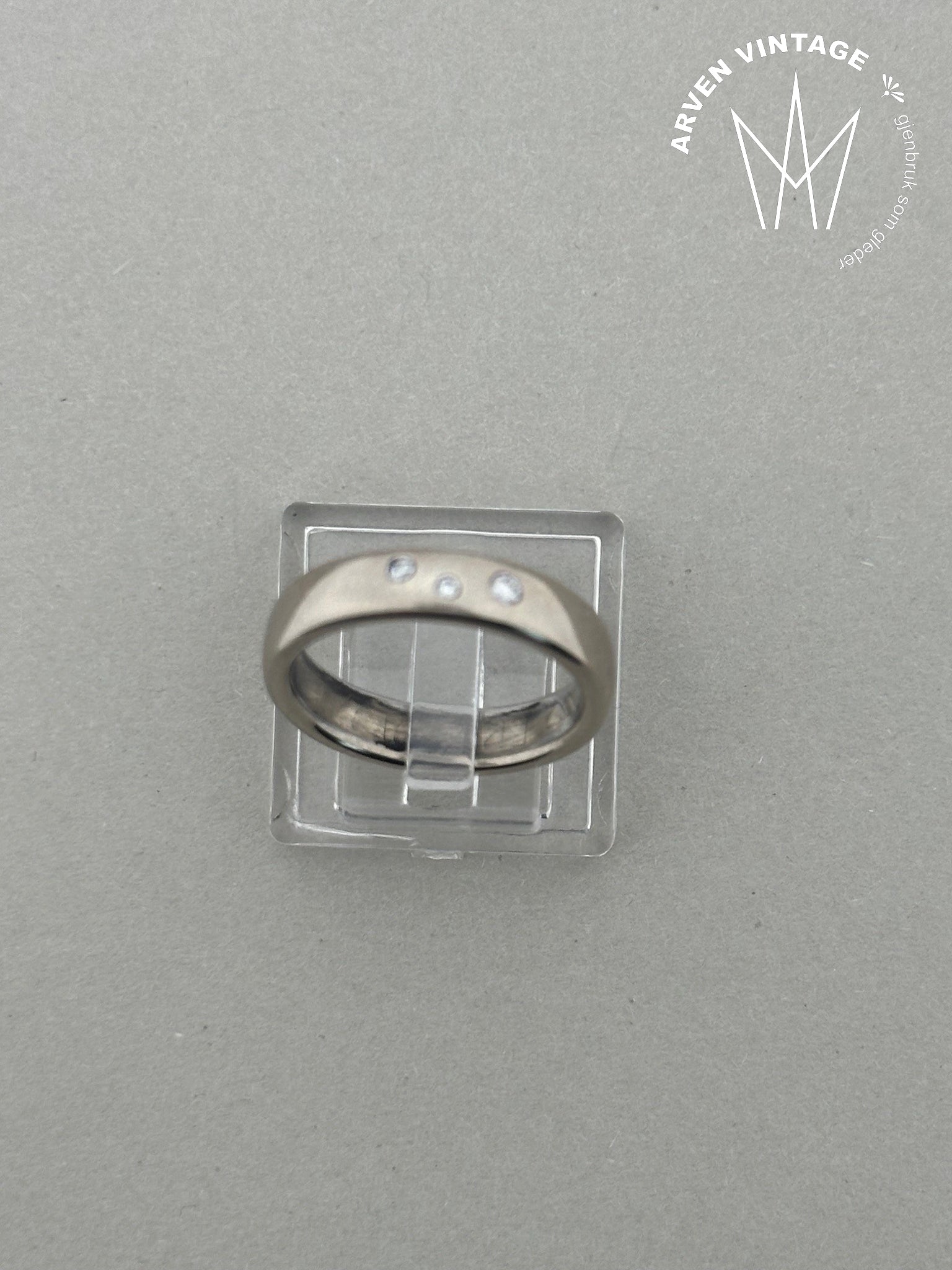 Vintage diamantring i hvitt gull str 52