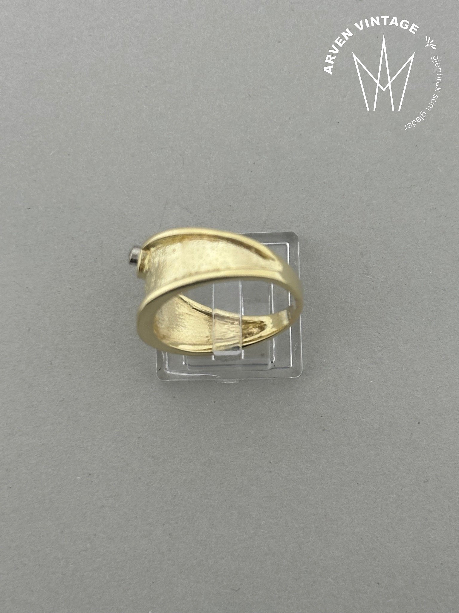 Vintage diamantring i gult gull str 59