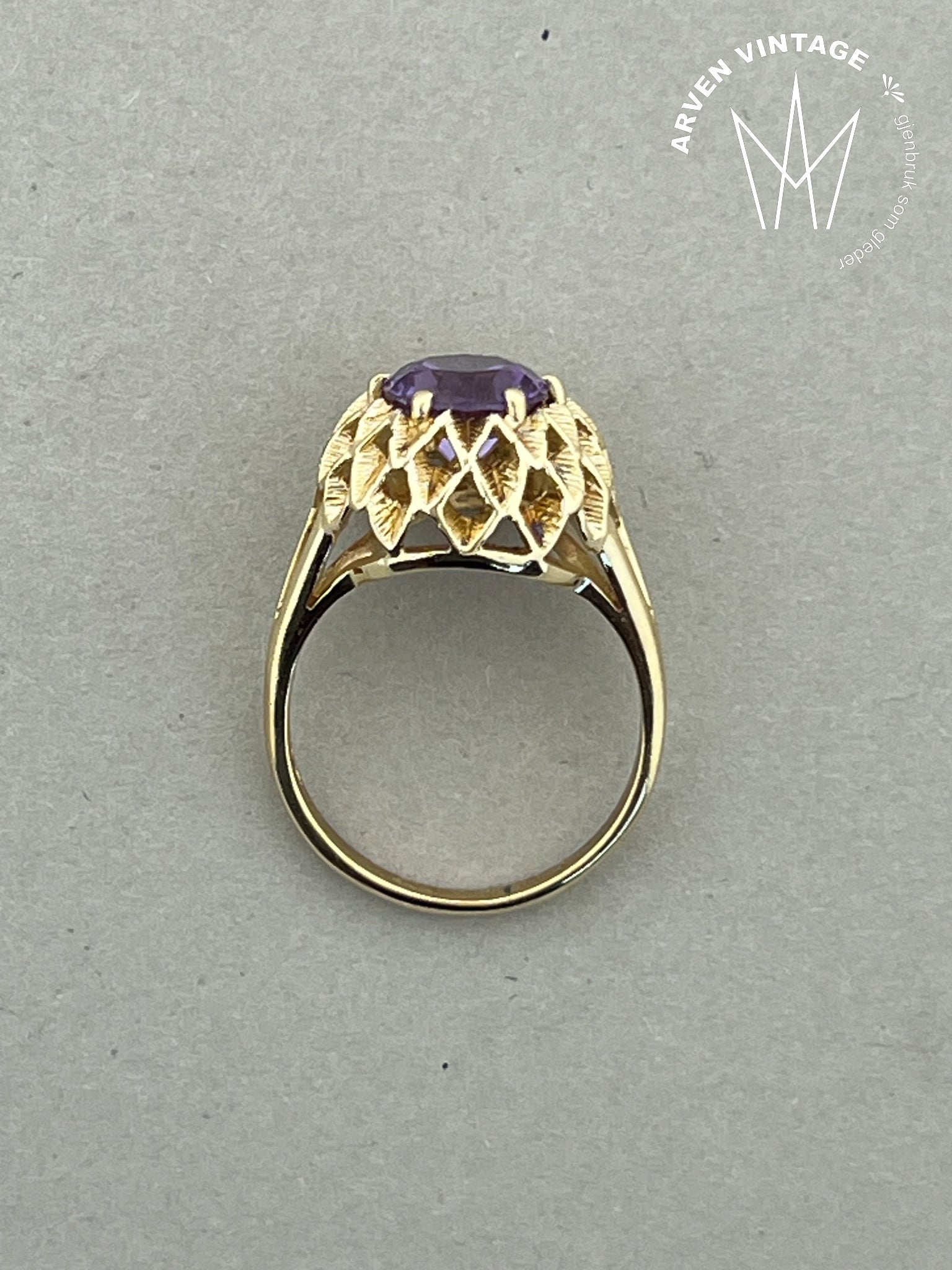 Vintage ring med lilla sten gult gull  str55