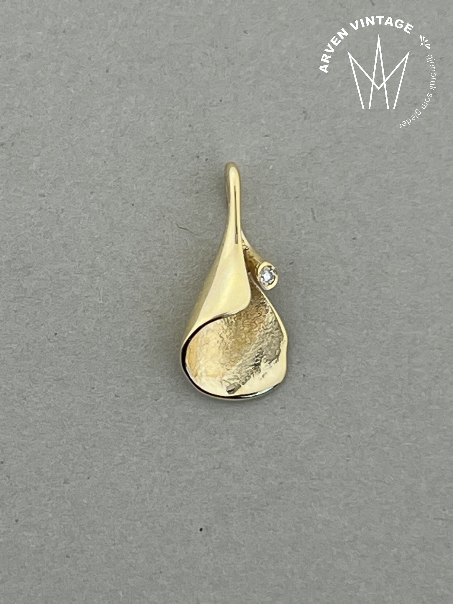 Vintage anheng gult gull med blank sten