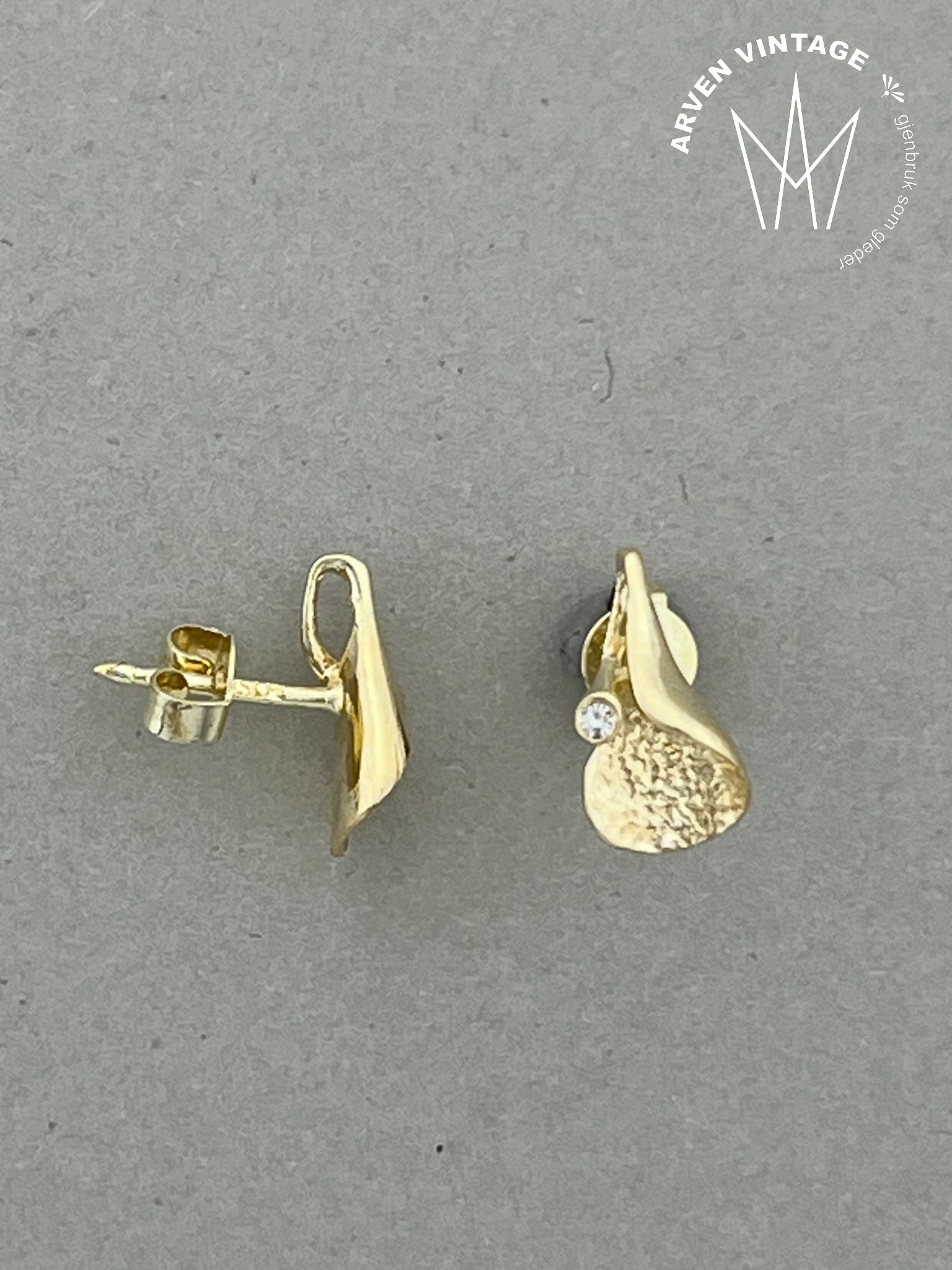 Vintage ørepynt gult gull med blank sten