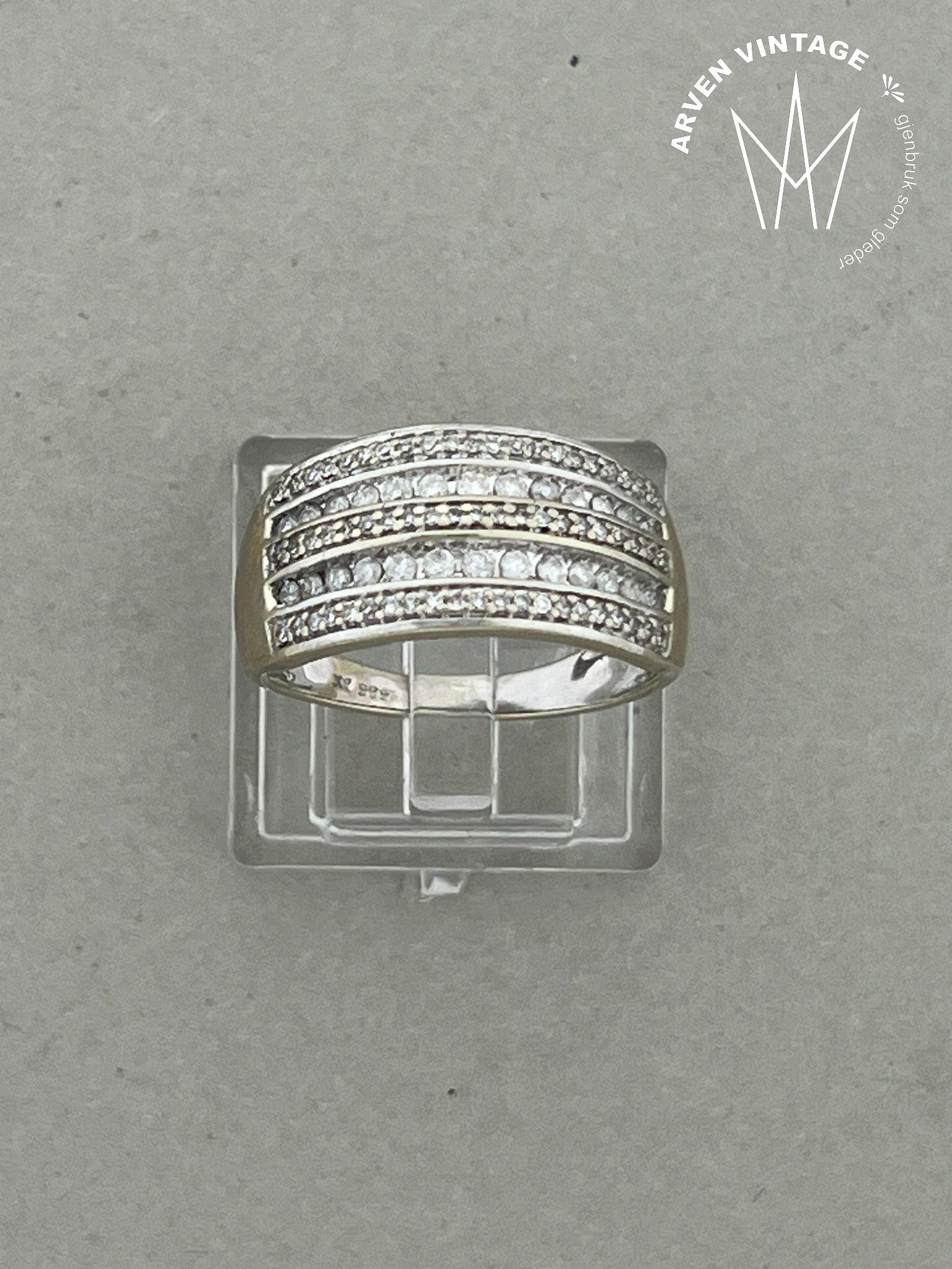 Vintage diamantring hvitt  gull str 56