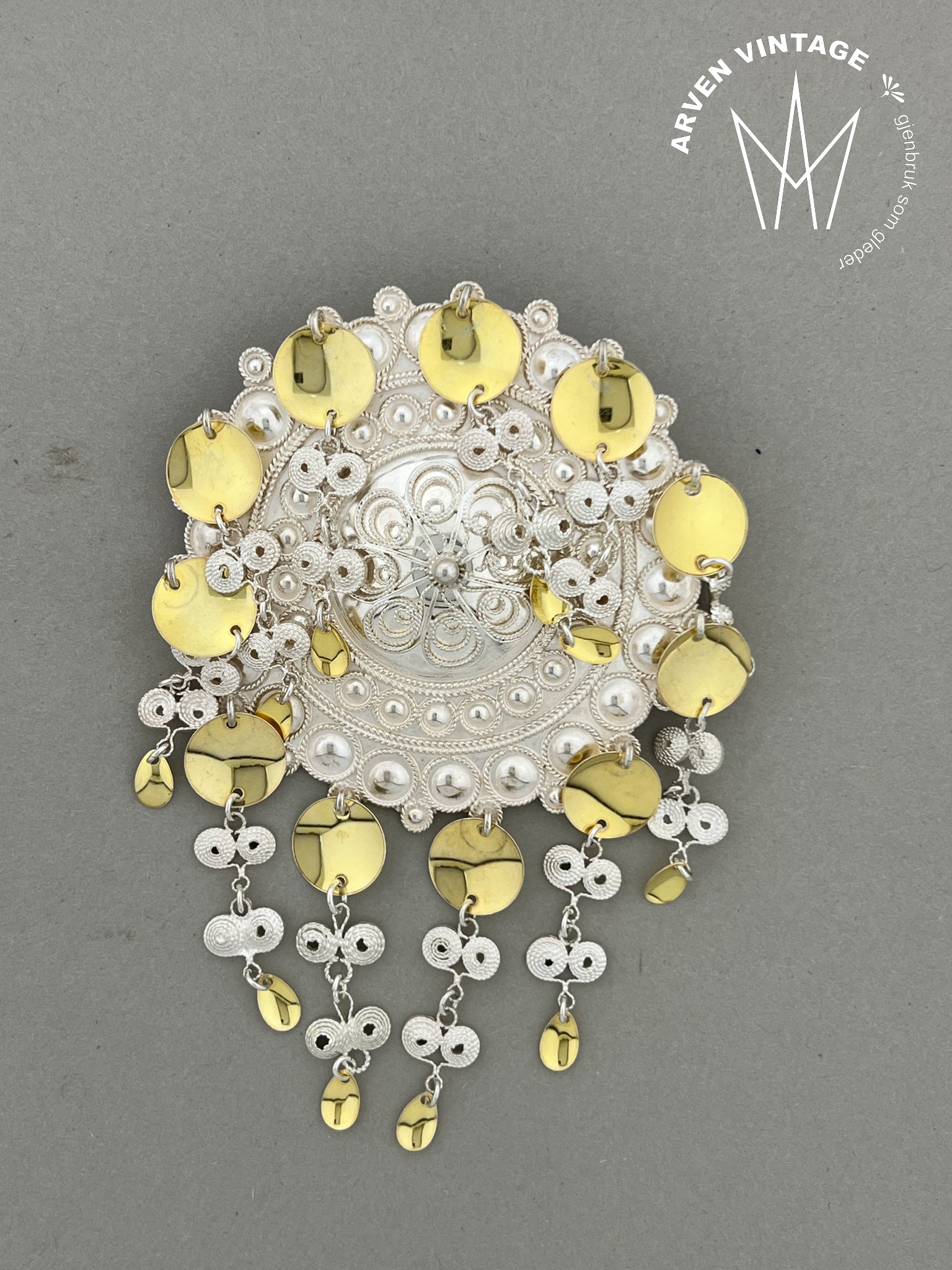 Vintage filigransølje med forgylte løv