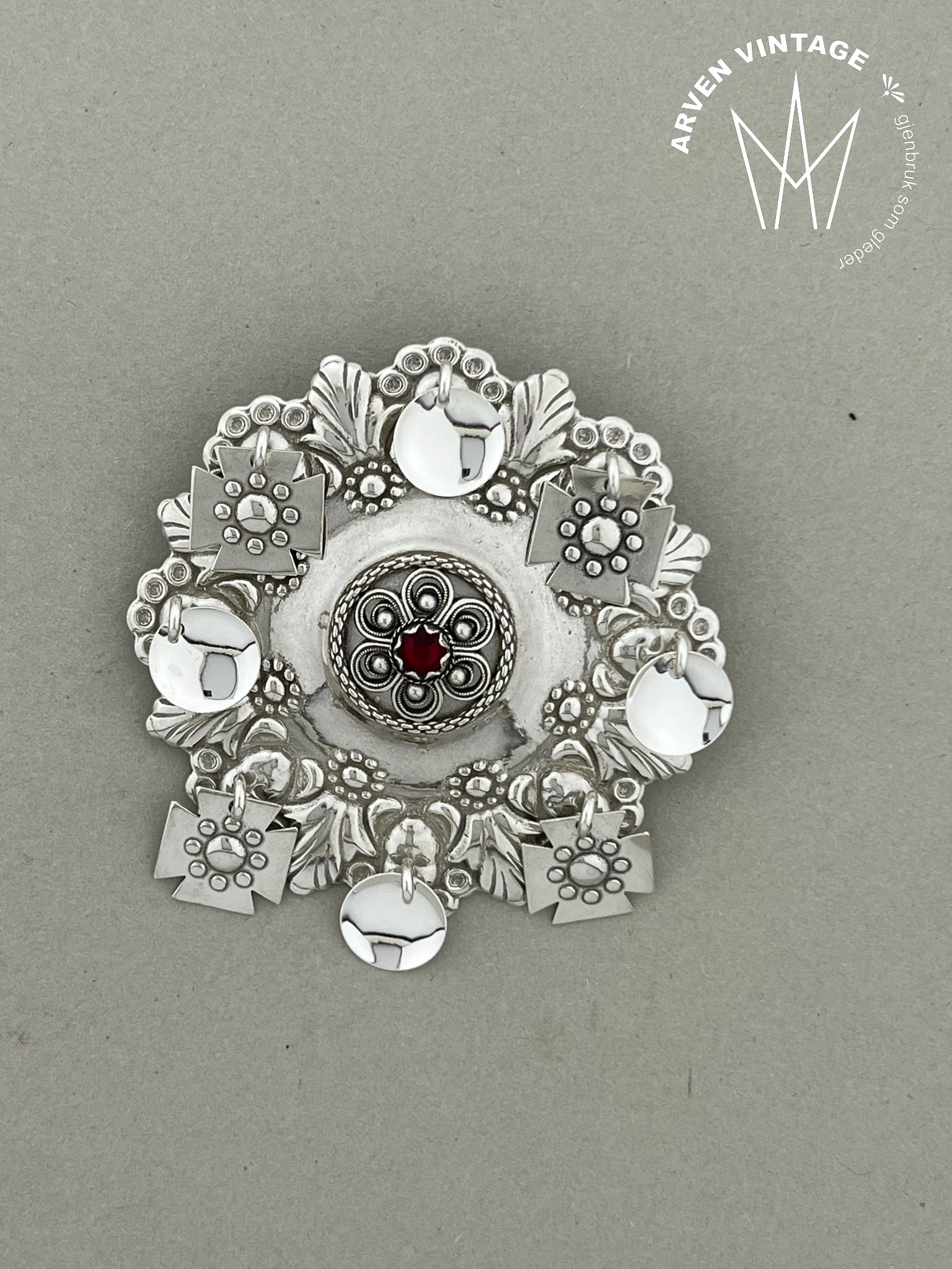 Vintage sølje med rød sten