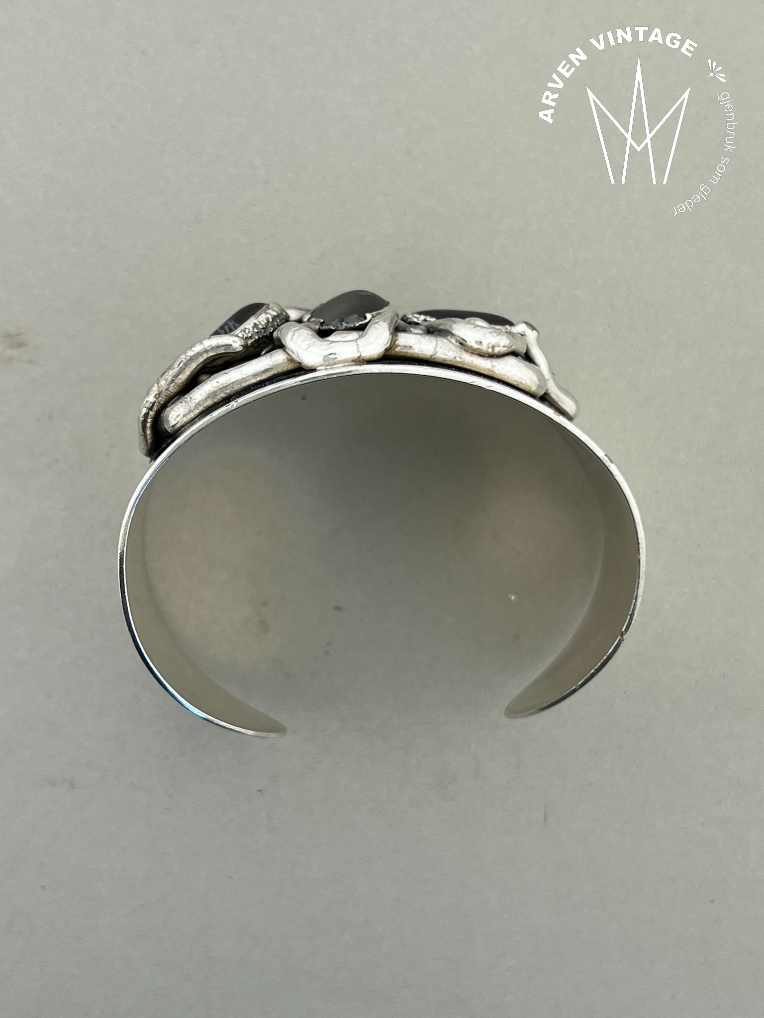 Vintage sølv armring med svarte stener