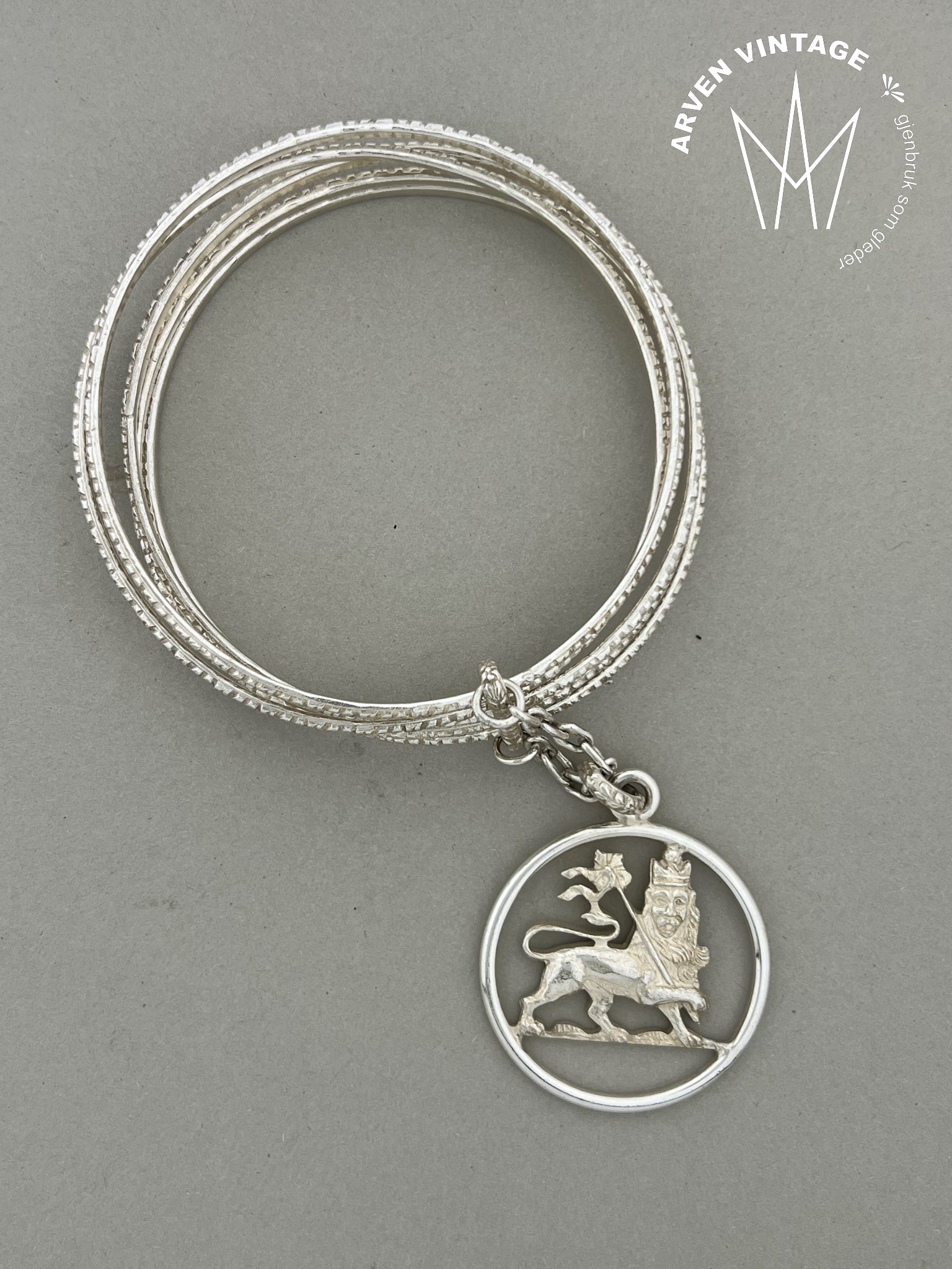 Vintage sølv armring med løvedekor