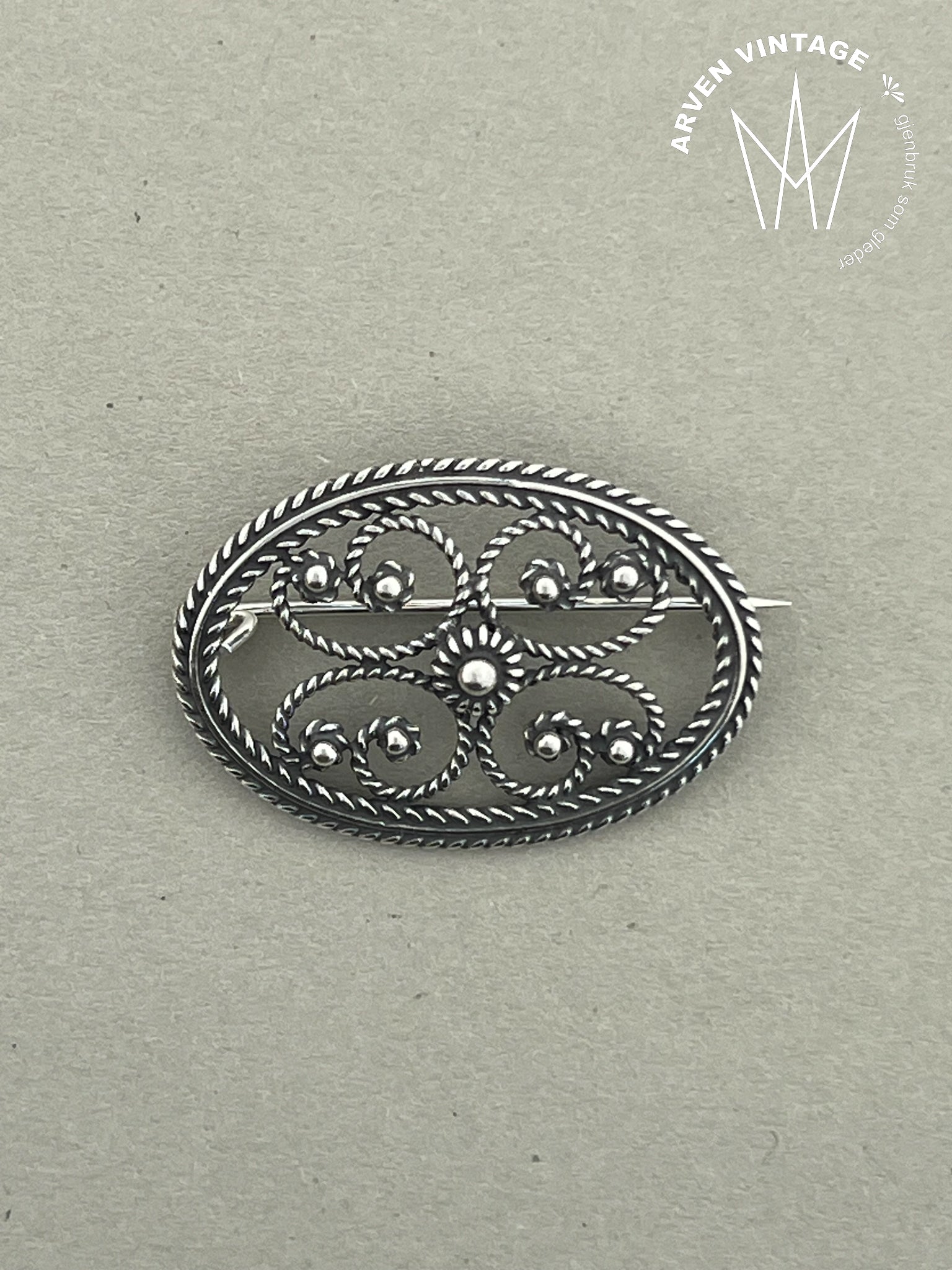 Vintage oksidert sølv filigranbrosje
