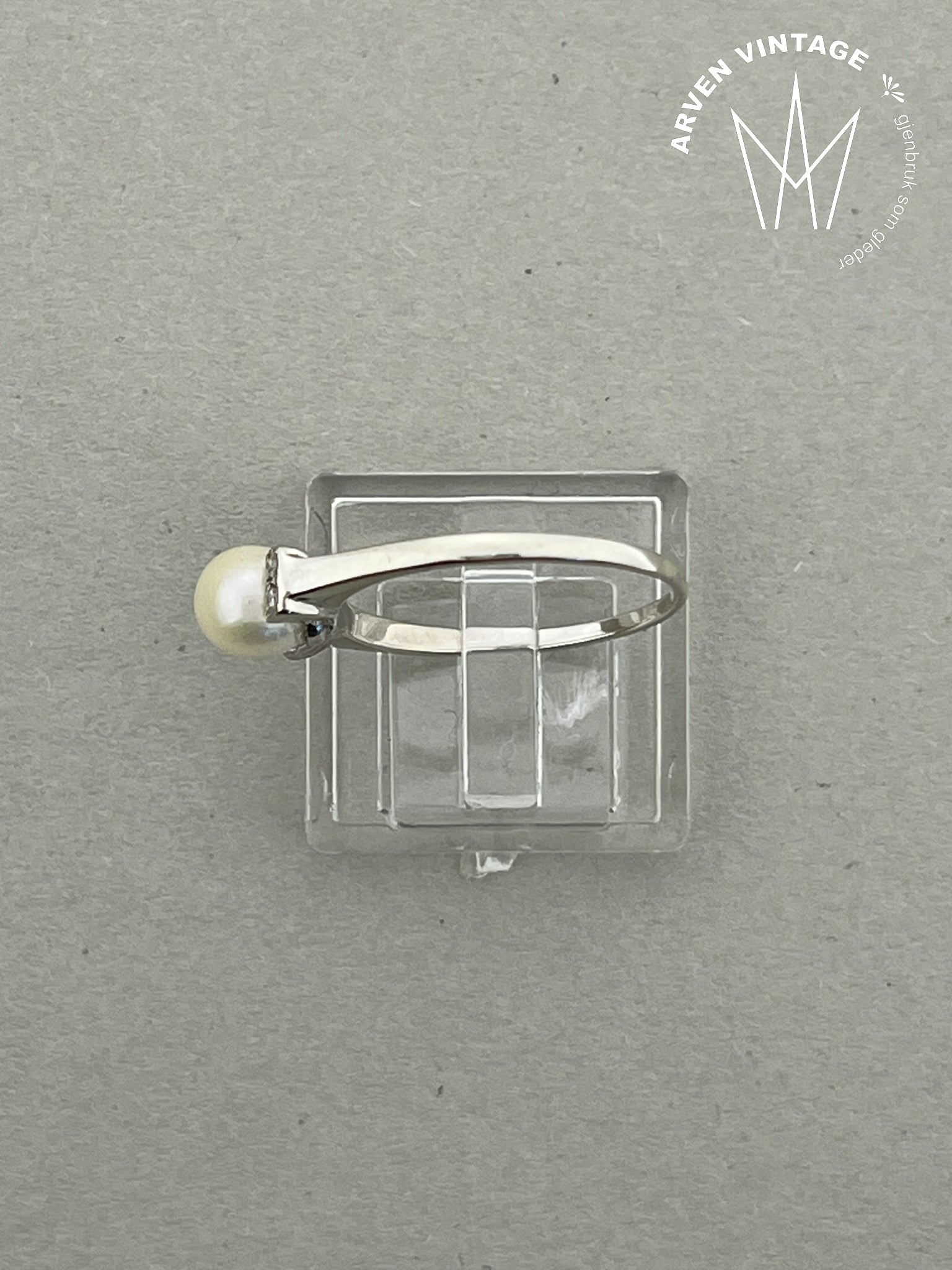 Vintage diamantring med perle hvitt gull str 53