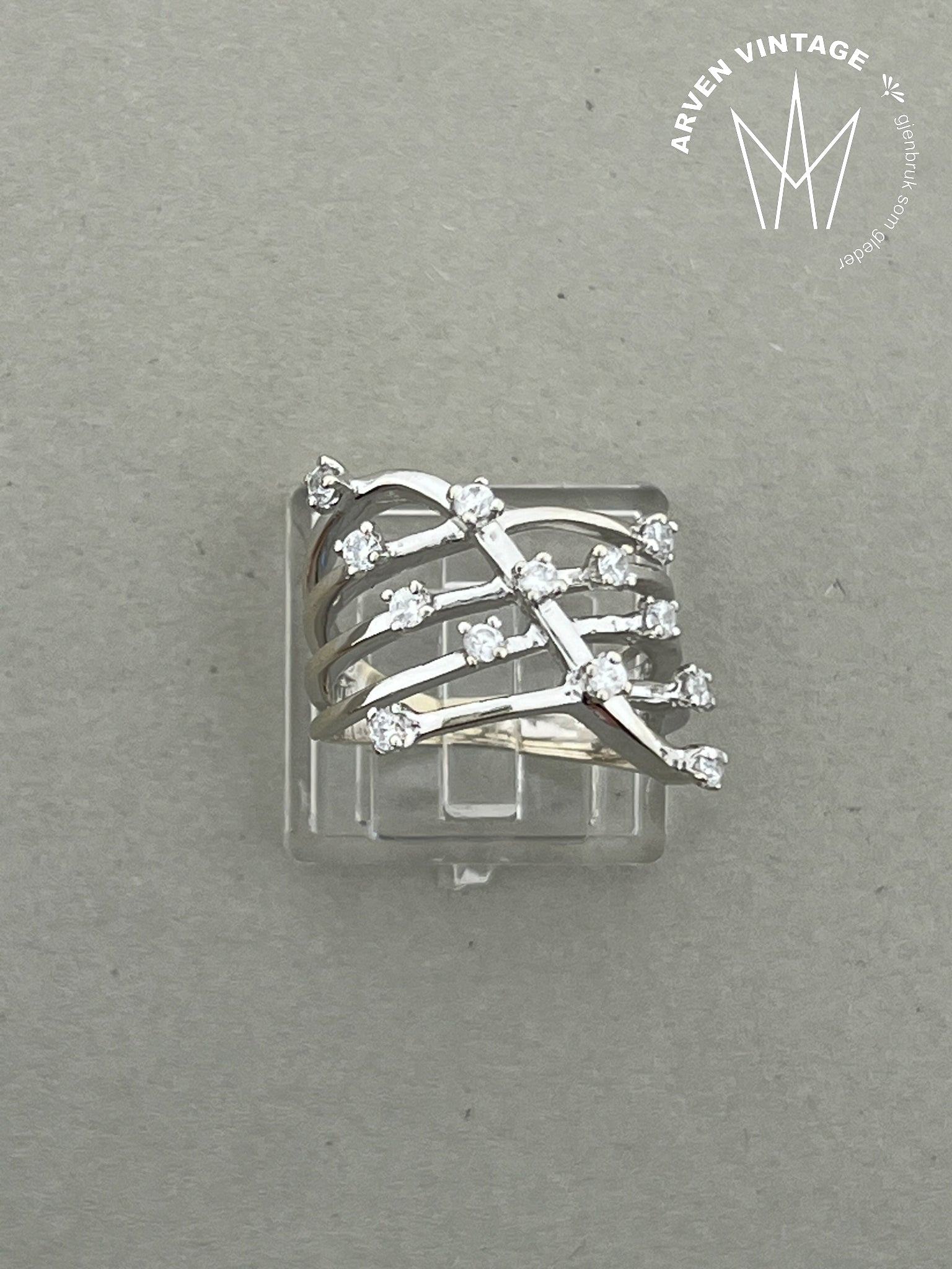Vintage ring hvitt gull med stener str 52