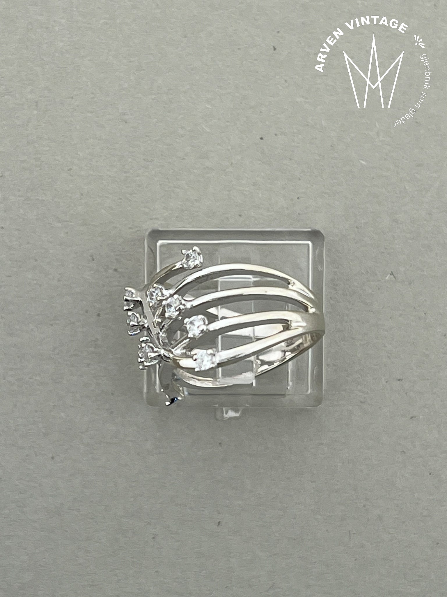 Vintage ring hvitt gull med stener str 52