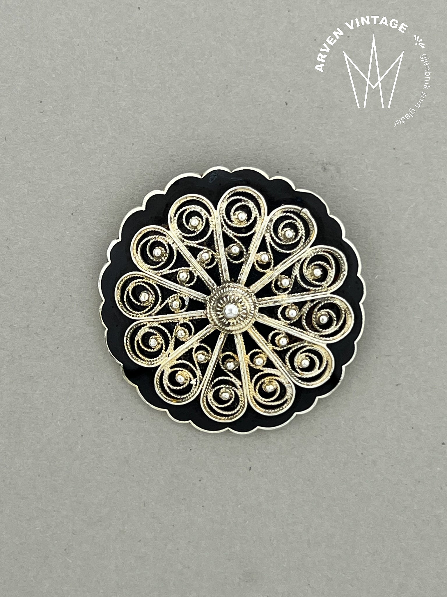 Vintage sølv filigranbrosje svart emalje