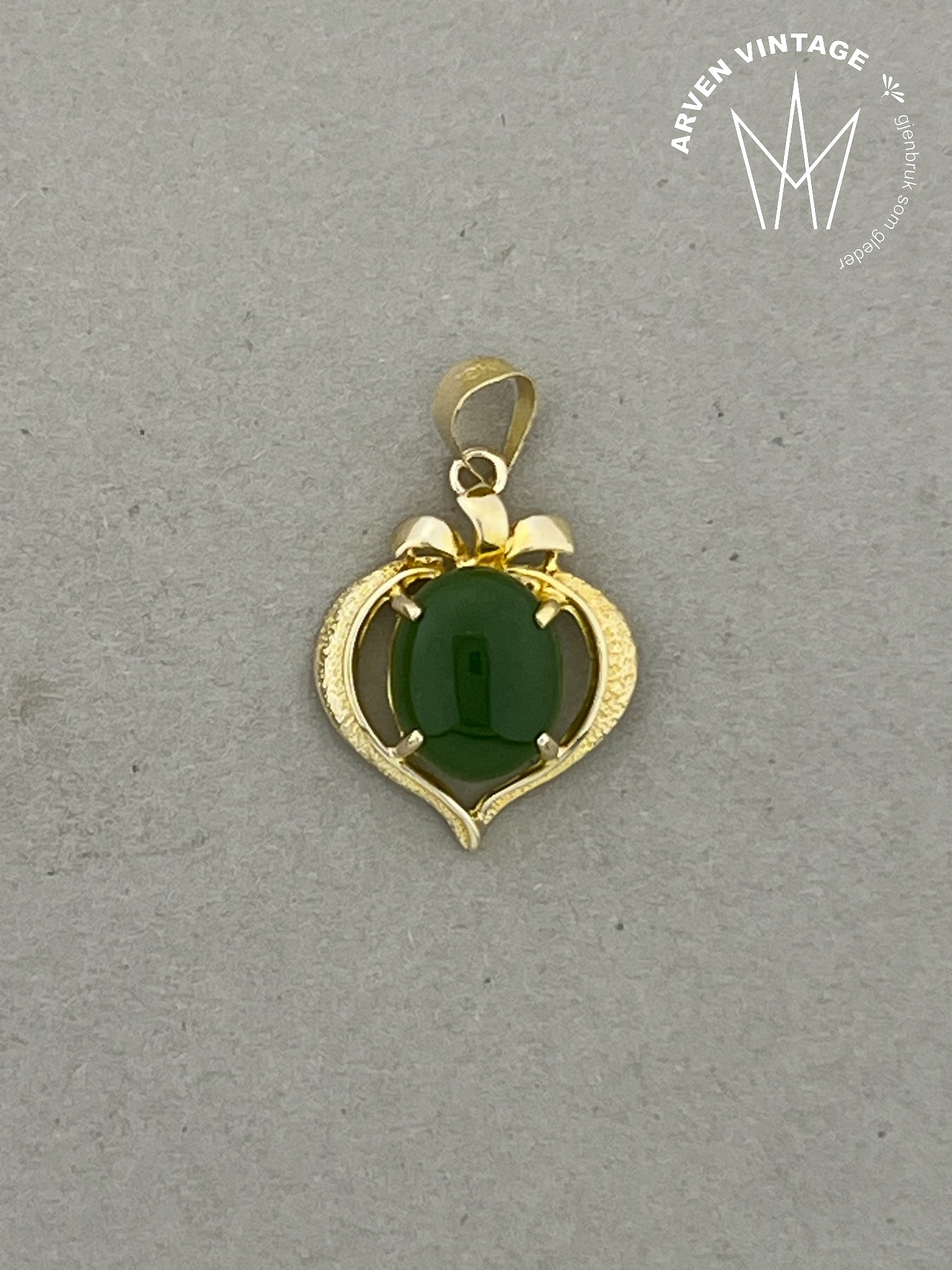 Vintage anheng gult gull med grønn sten