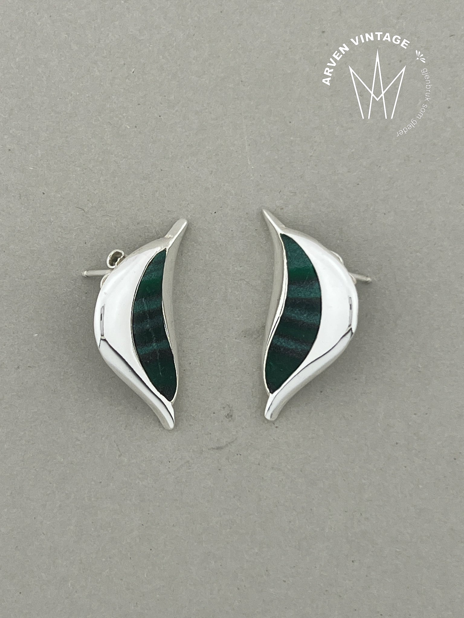 Vintage sølv ørepynt med grønn dekor