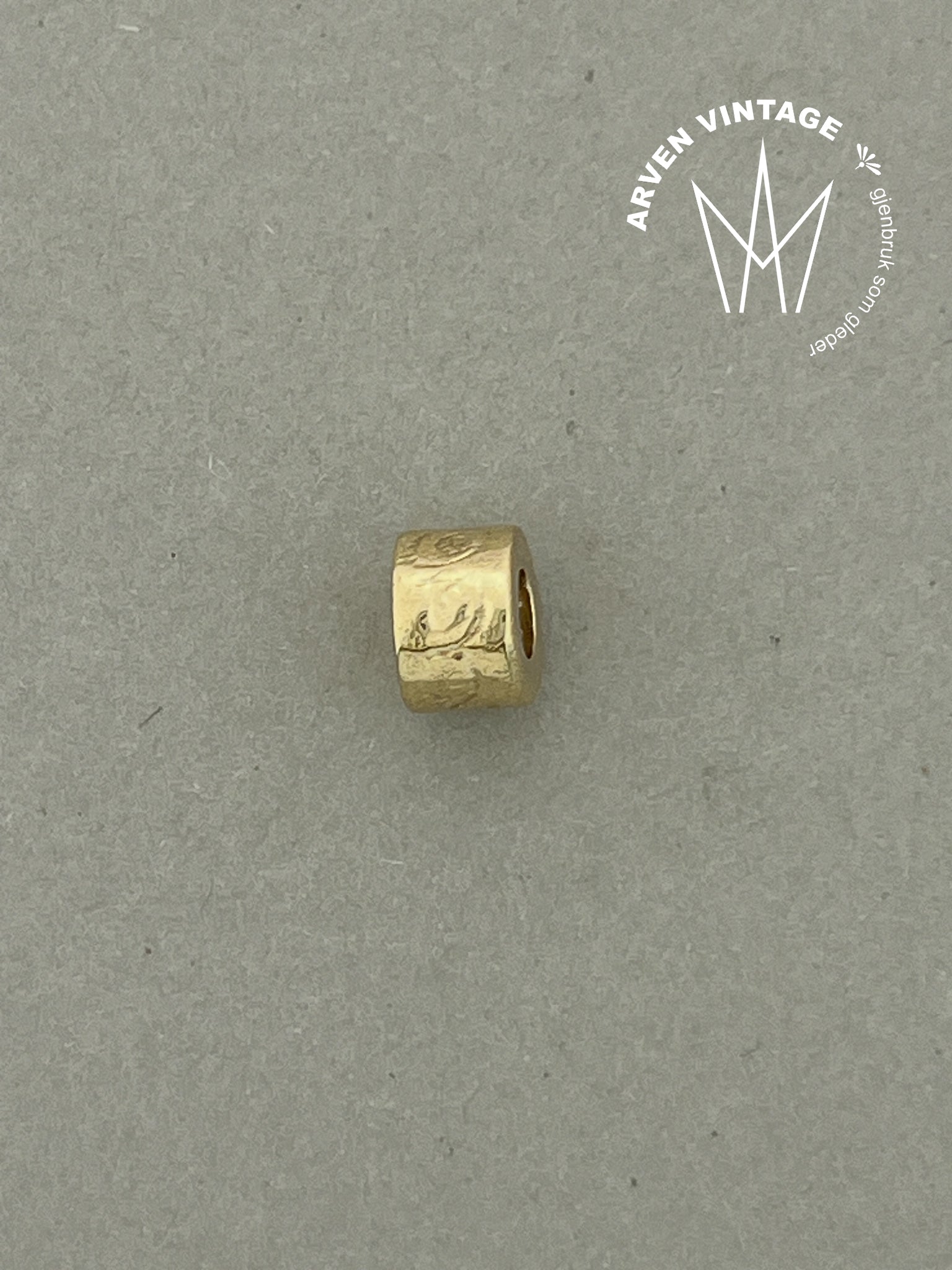 Vintage rundt anheng gult gull