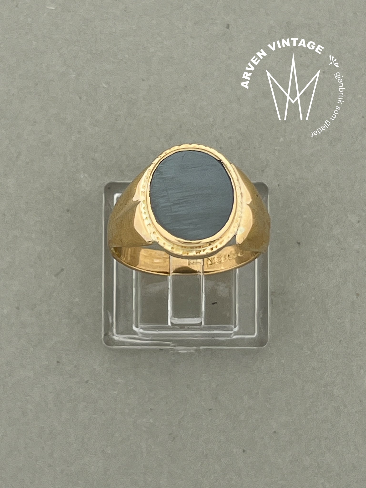 Vintage ring 18K gult gull str55 med svart sten str55