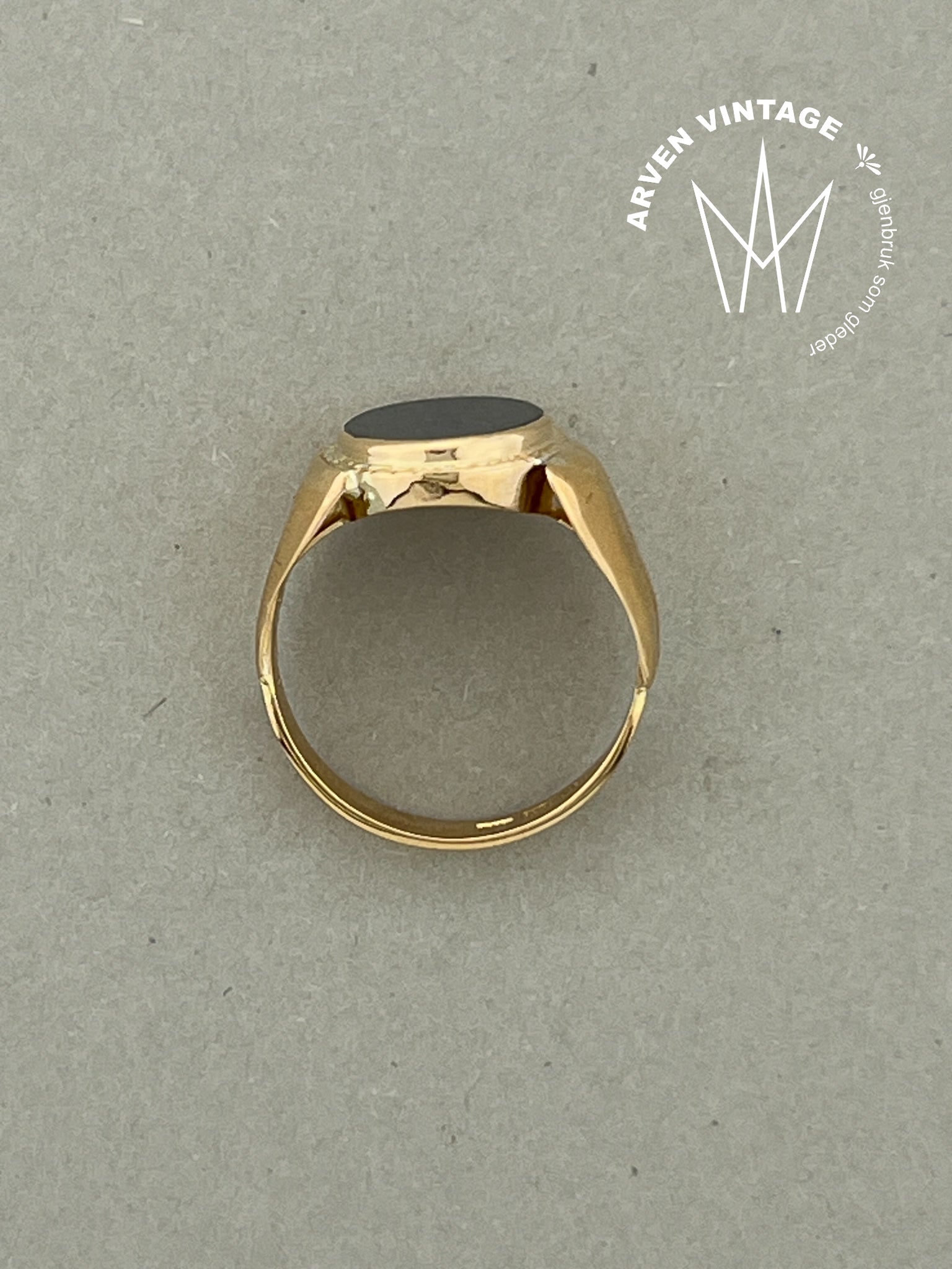 Vintage ring 18K gult gull str55 med svart sten str55