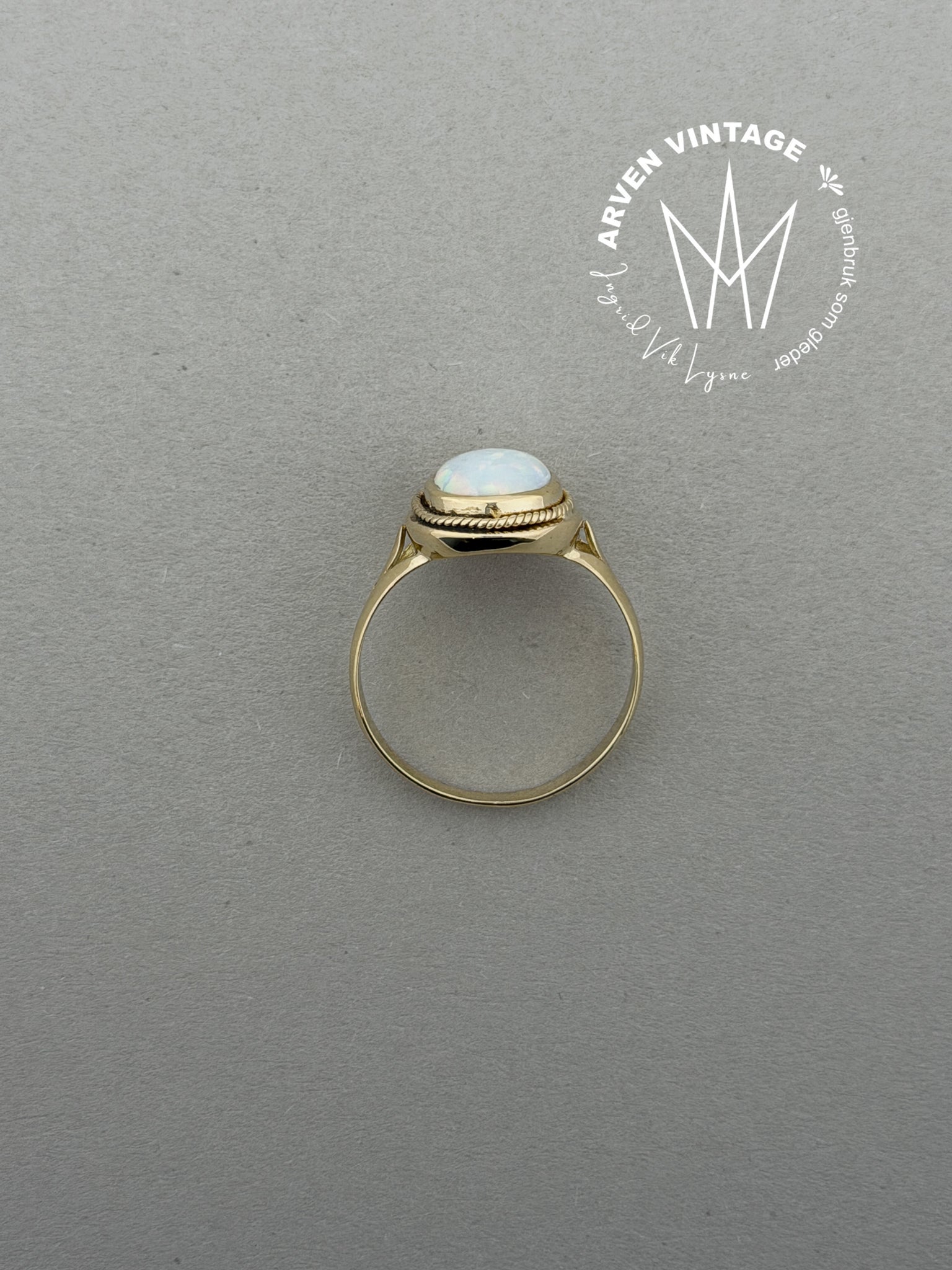 Vintage ring gult gull str58 med hvit sten