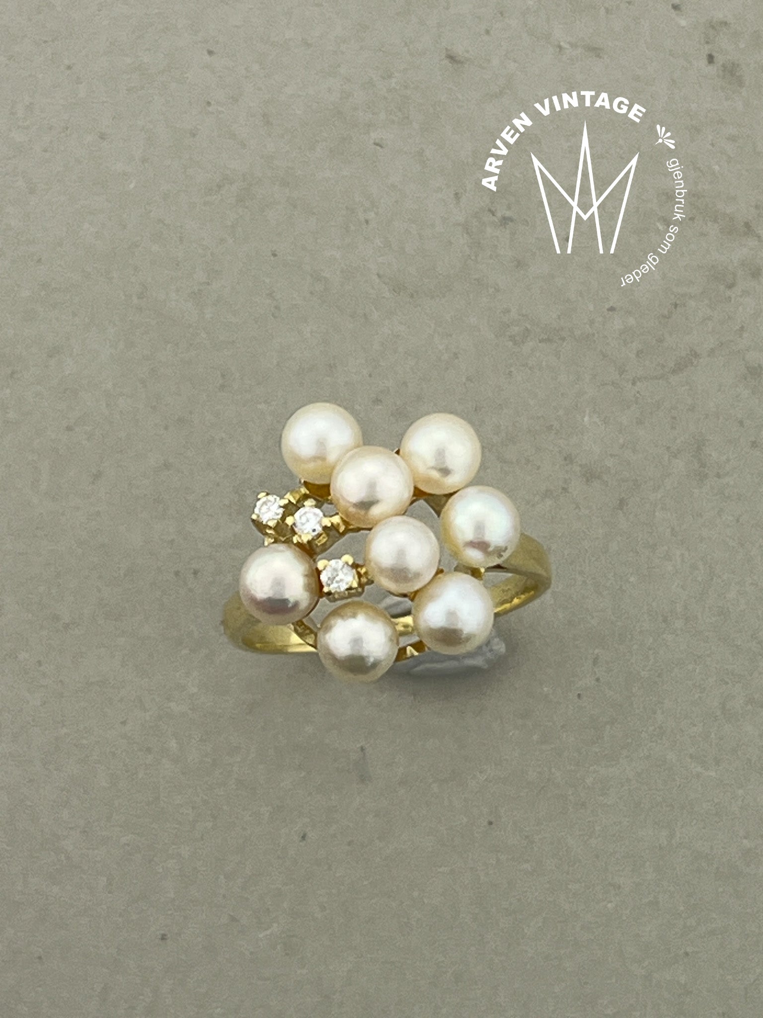 Vintage diamant- og perlering gult gull str53