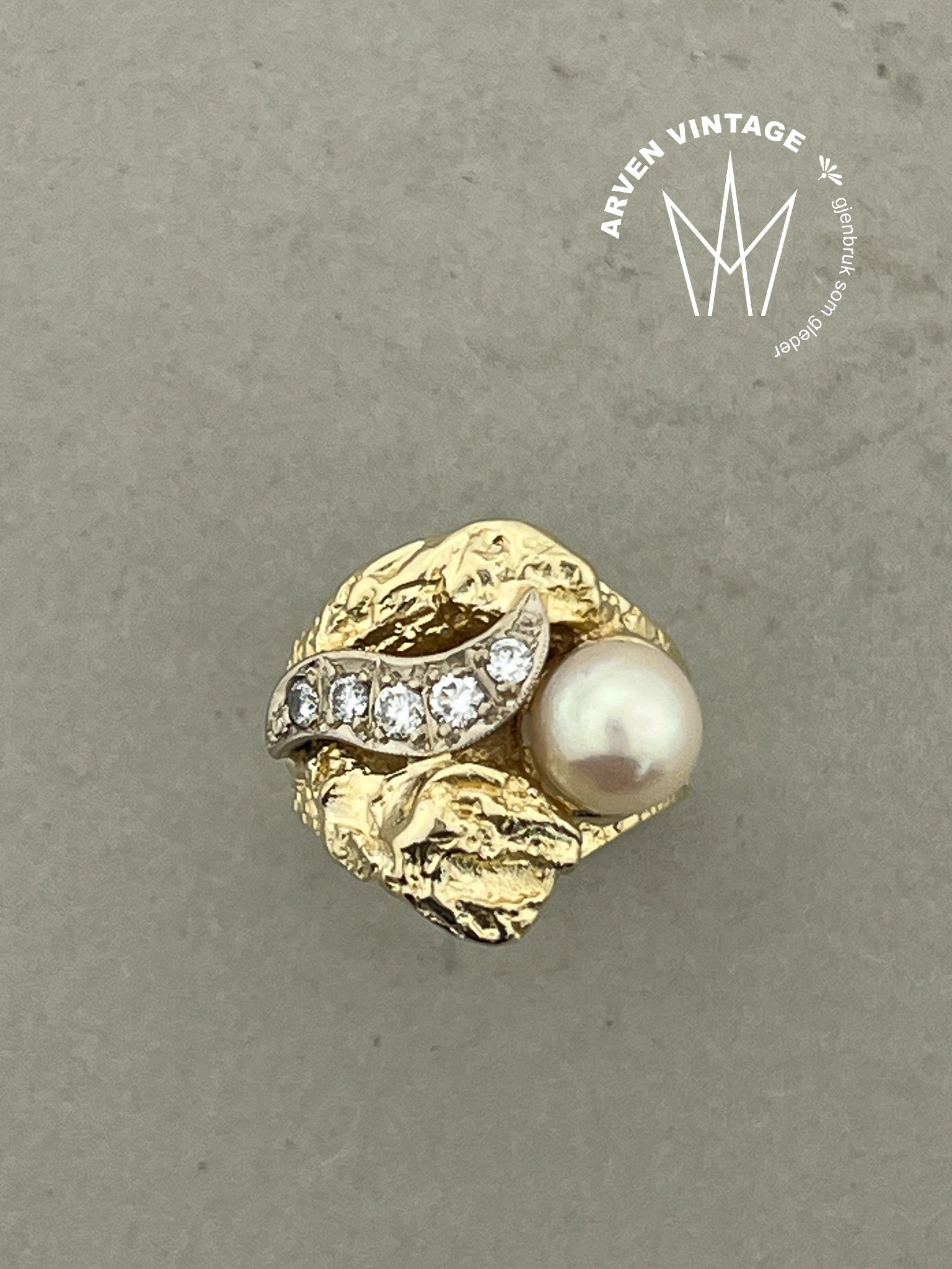 Vintage diamant- og perlering gult gull str52