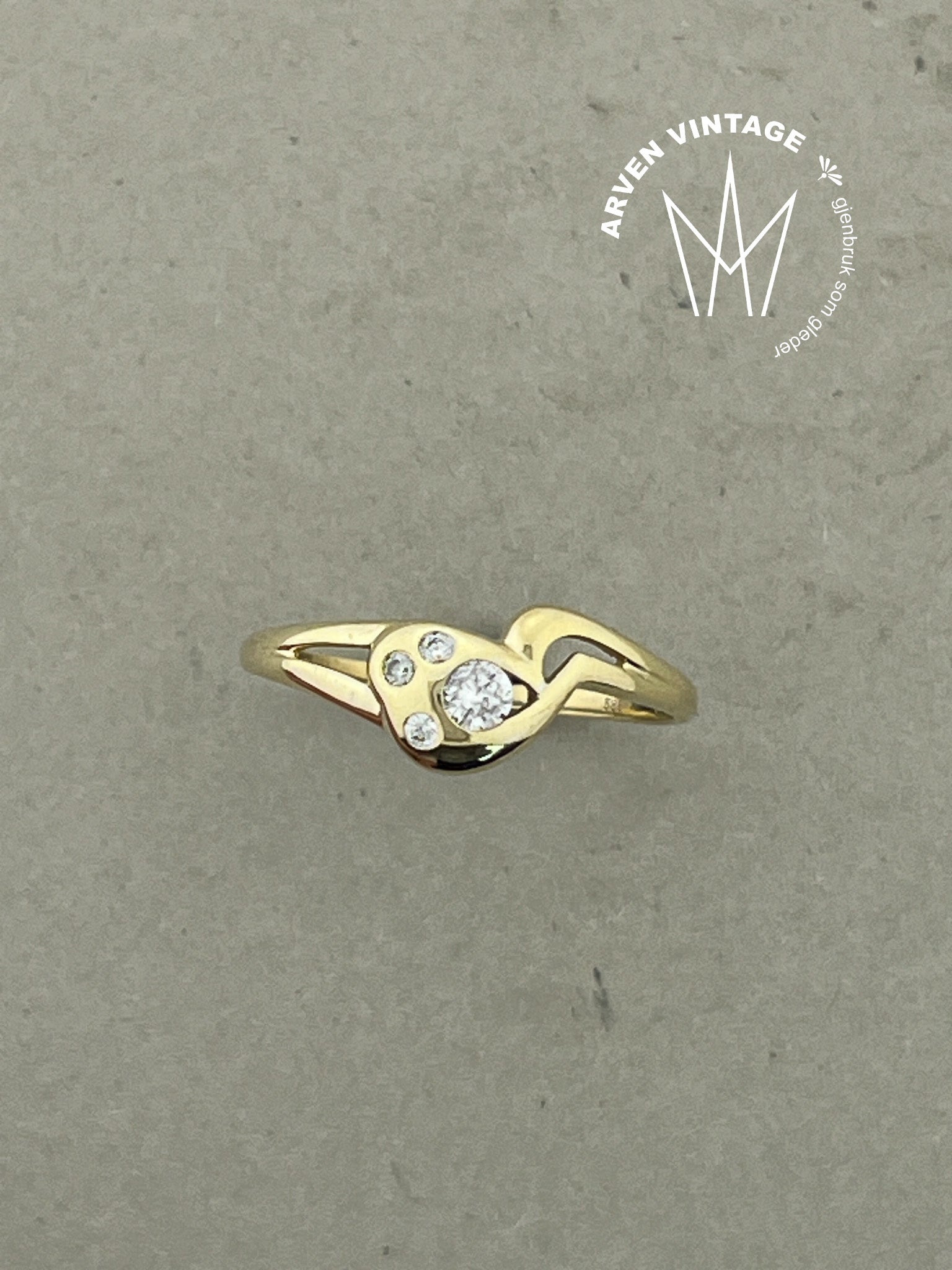 Vintage ring gult gull str58 med blanke stener