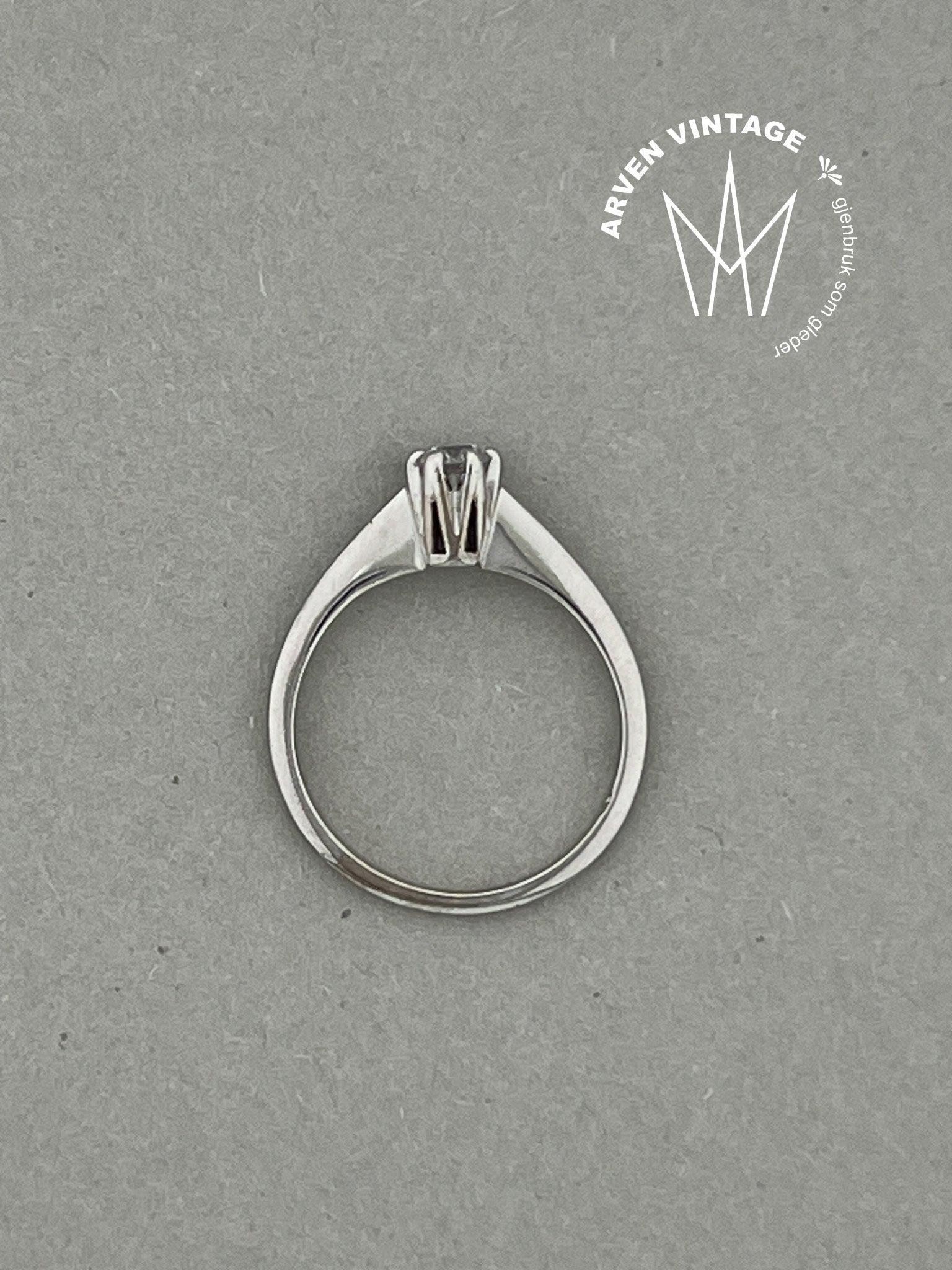 Vintage diamantring 18K hvitt gull str47