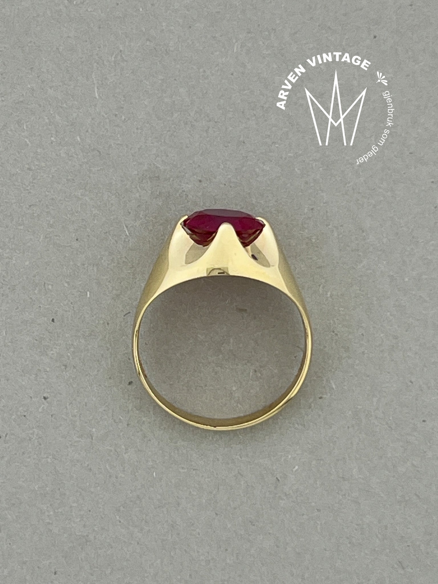 Vintage ring gult gull str 52 rød sten