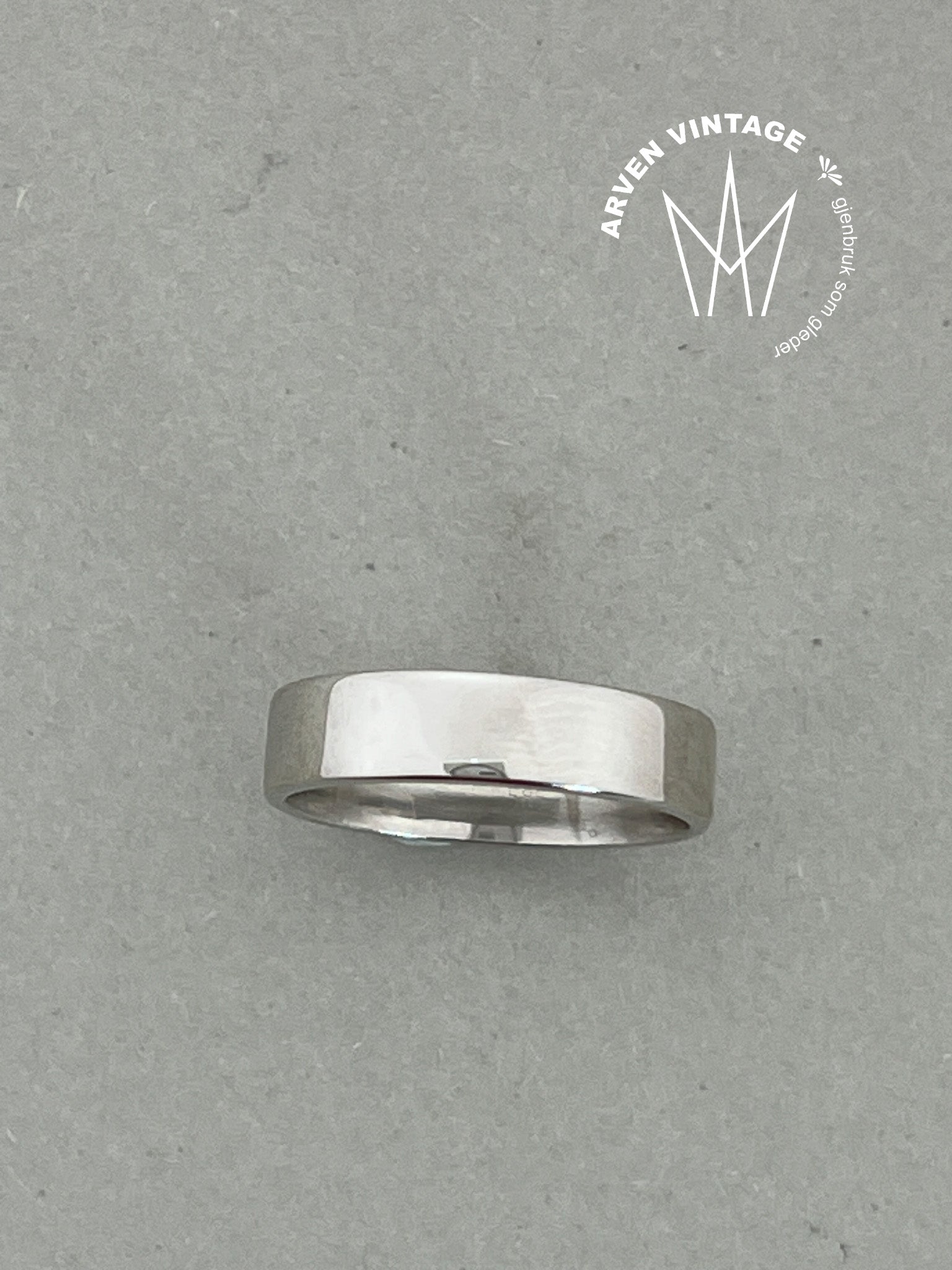 Vintage glatt ring hvitt  gull str55