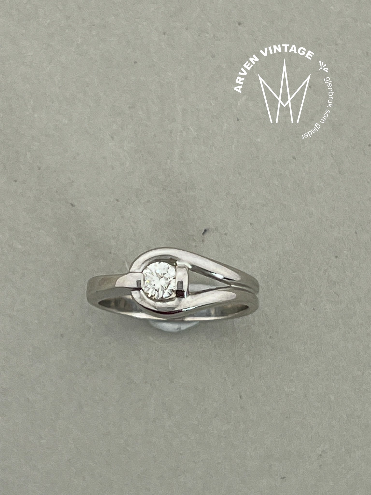 Vintage ring 18K hvitt gull str 52 blank sten