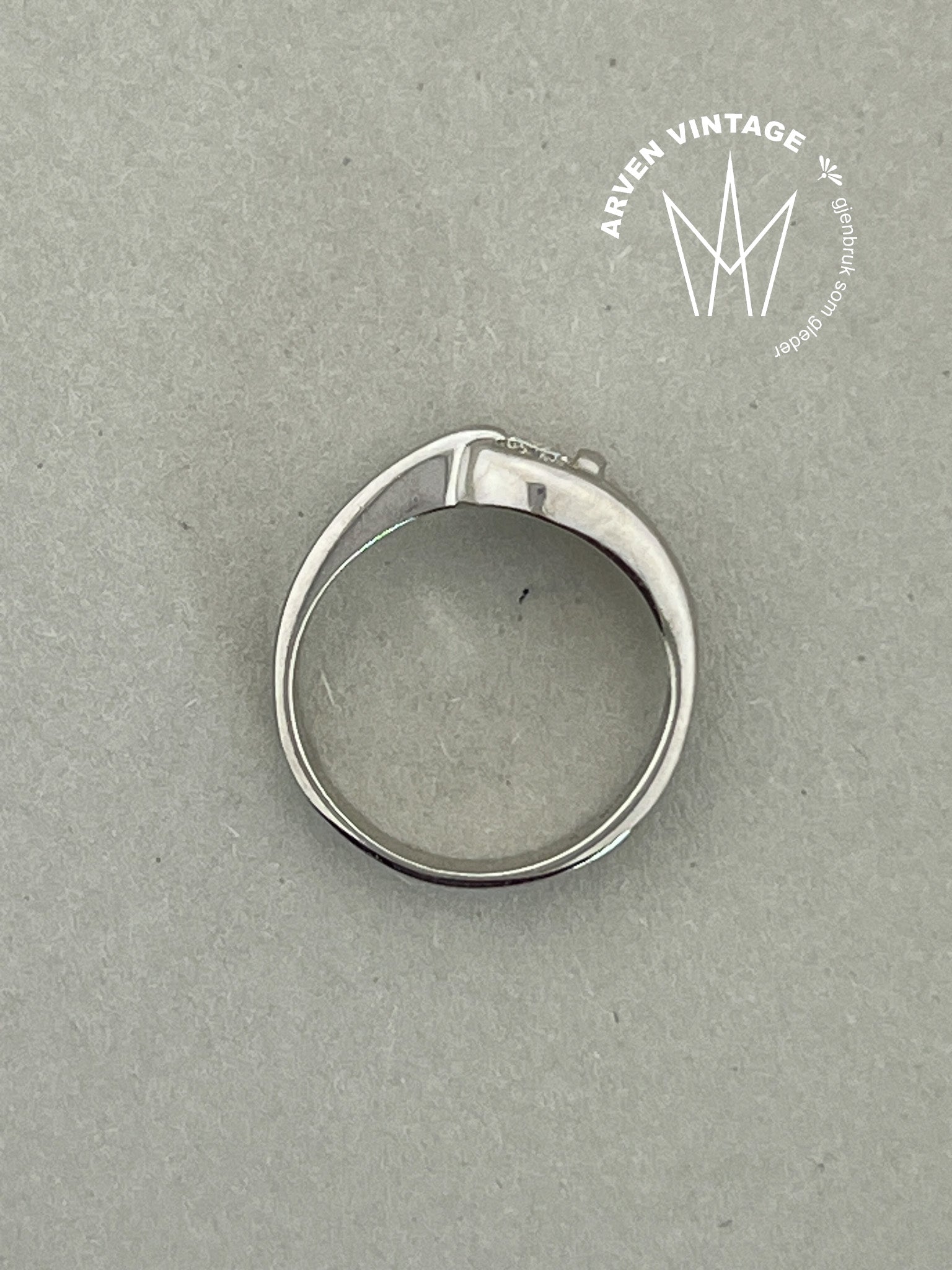 Vintage ring 18K hvitt gull str 52 blank sten