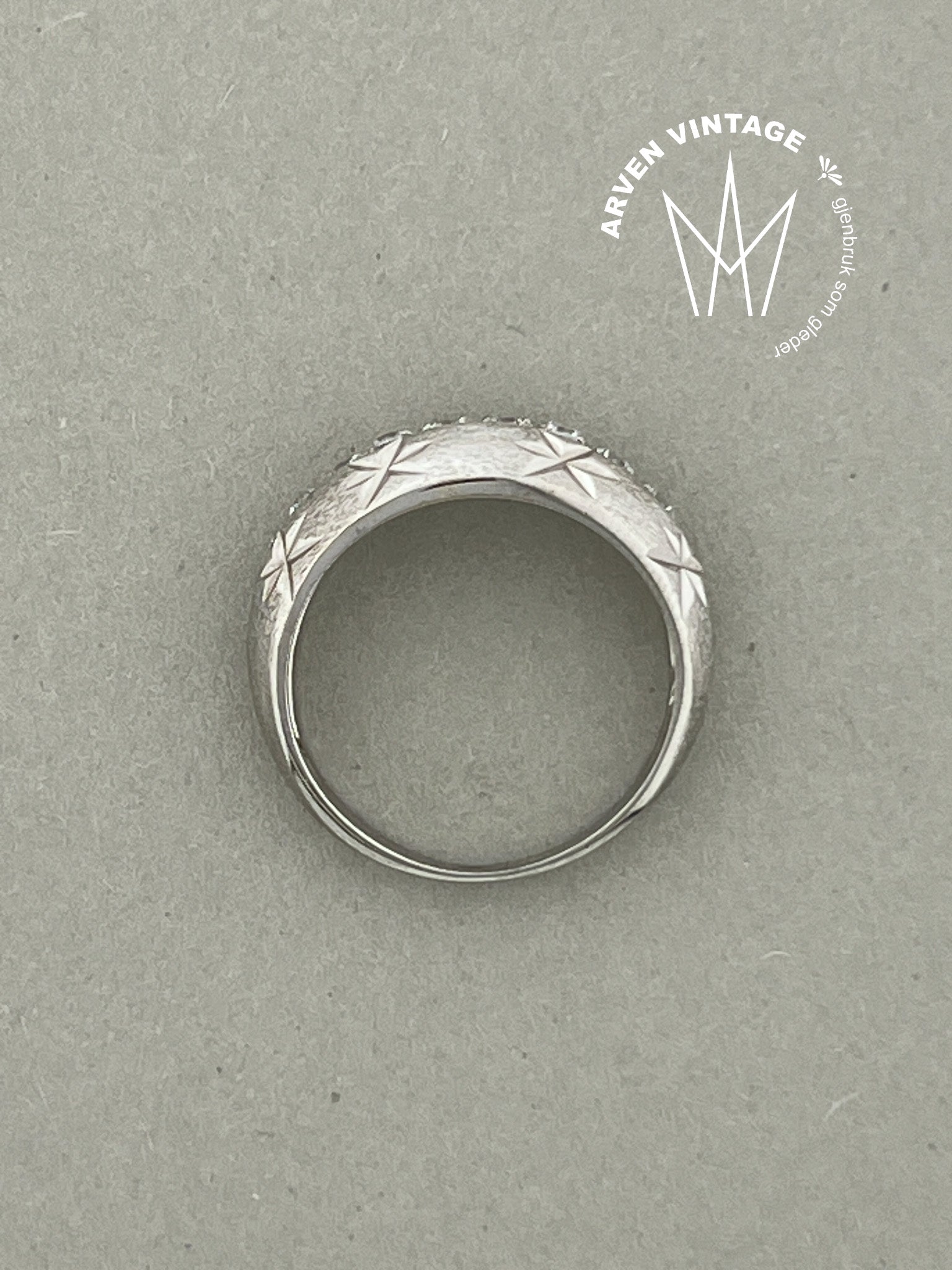 Vintage ring hvitt gull str 54 blanke stener