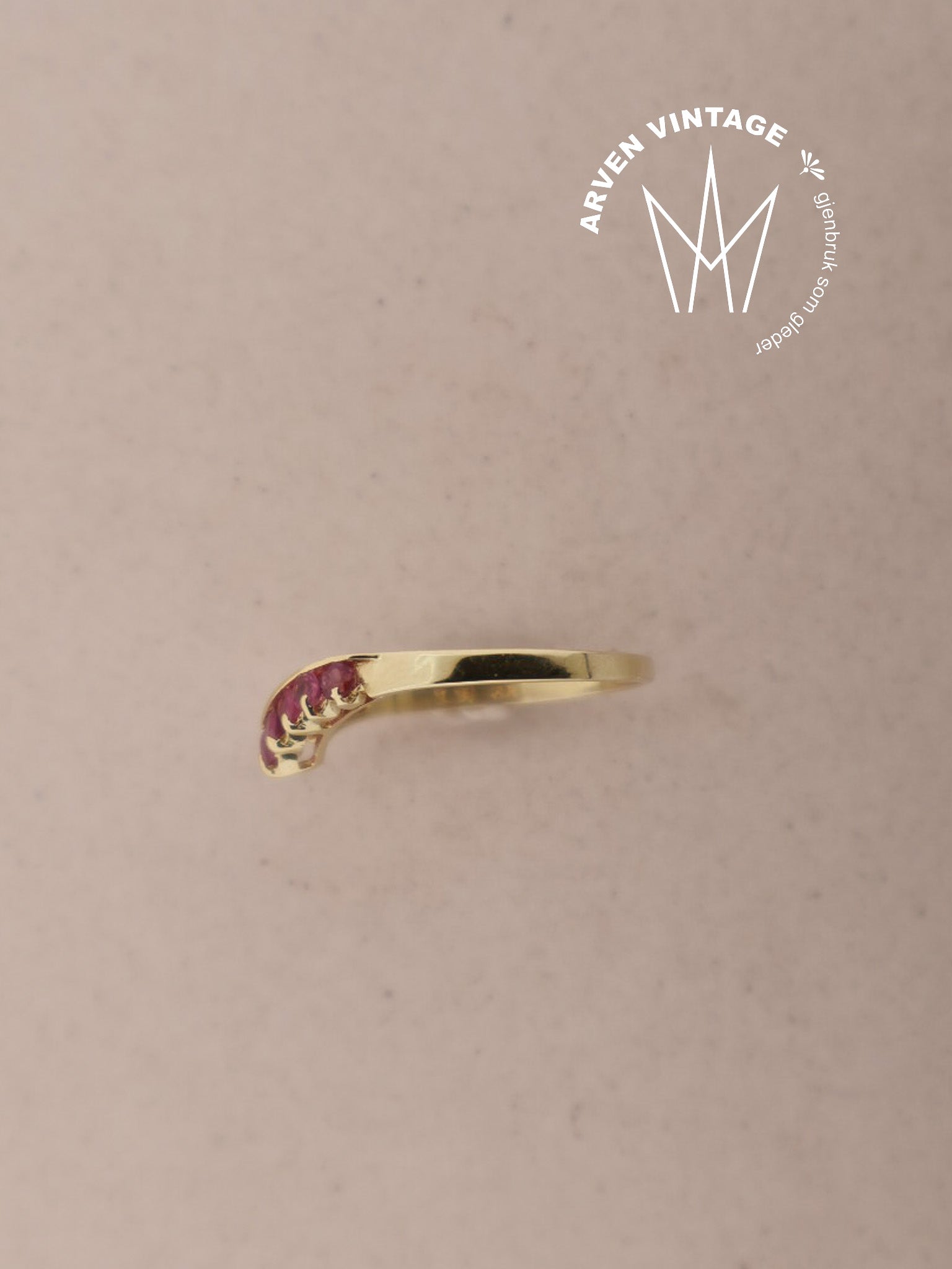 Vintage ring gult gull str56 røde stener