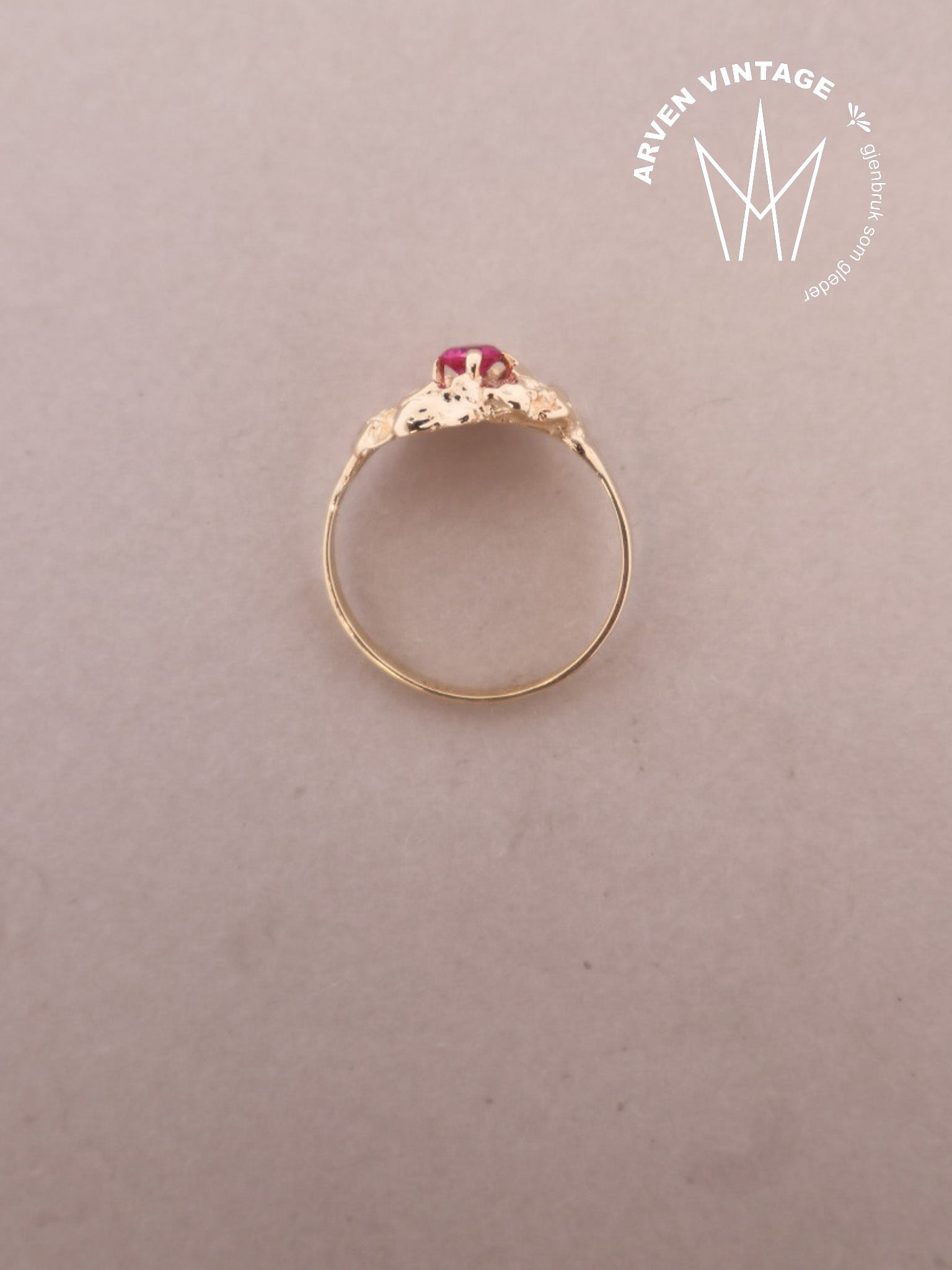 Vintage ring gult gull med rosa sten str. 53