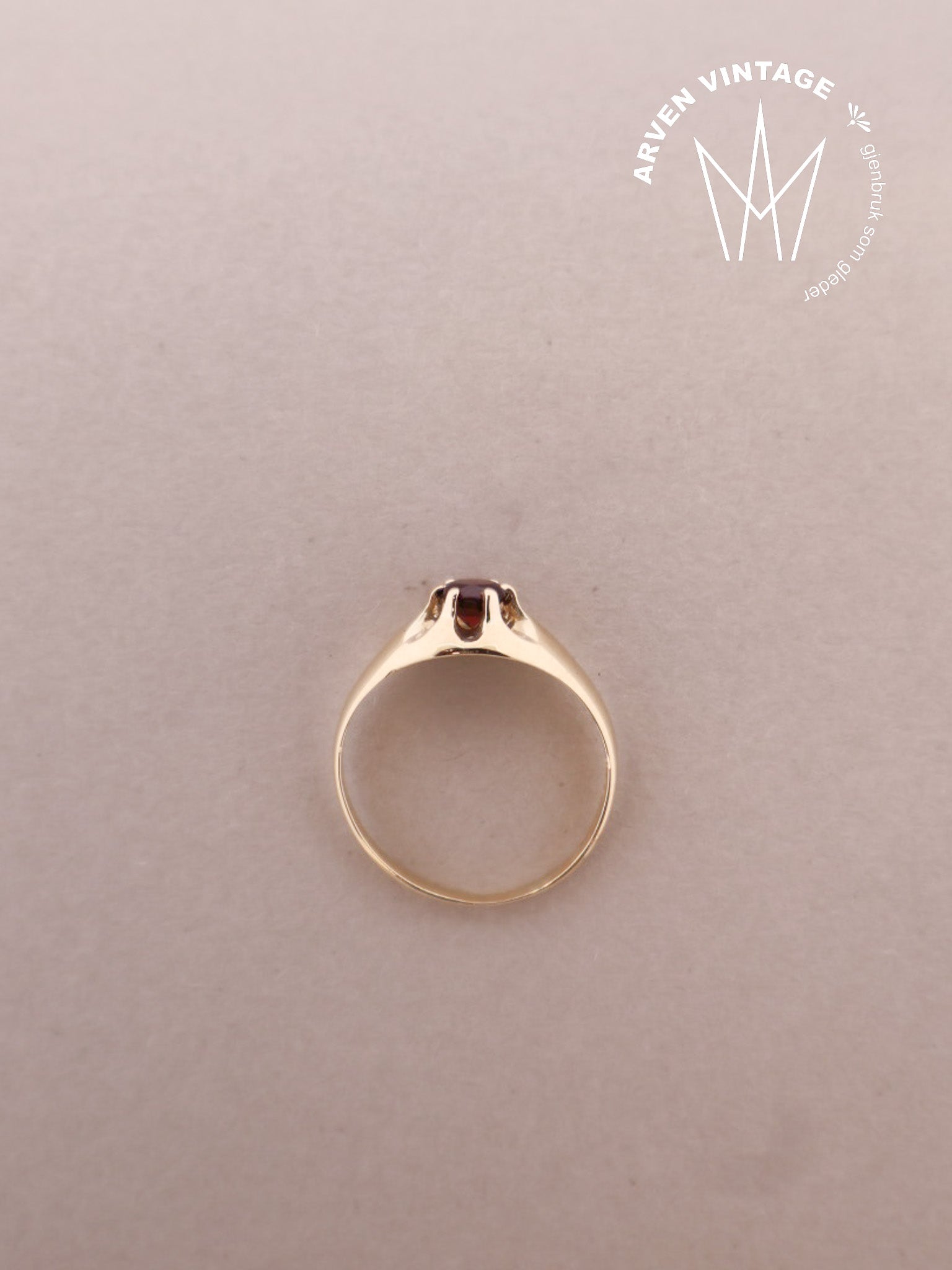 Vintage ring gult gull med rød sten str. 51