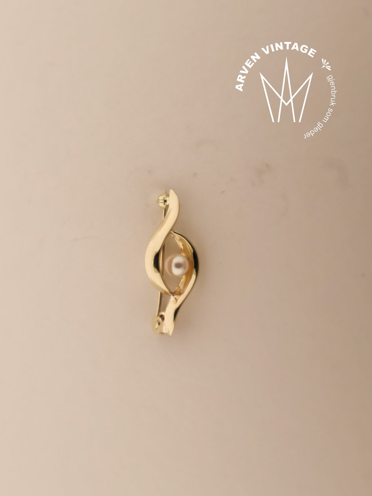 Vintage yellow gold pearl brooch