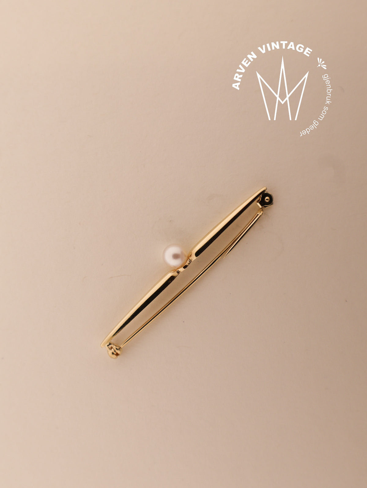 Vintage yellow gold pearl brooch
