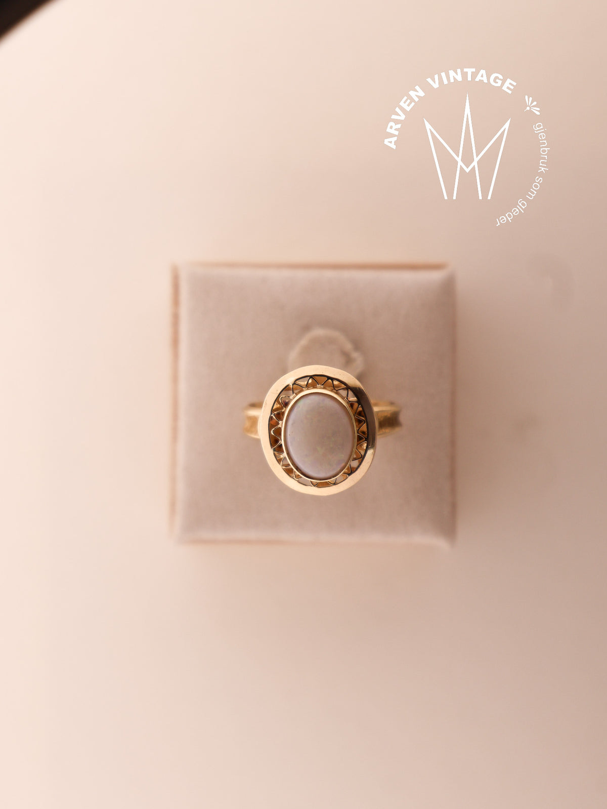 Vintage yellow gold ring with white stone, size 54