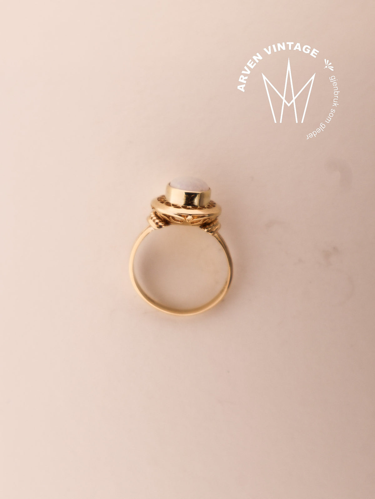 Vintage yellow gold ring with white stone, size 54