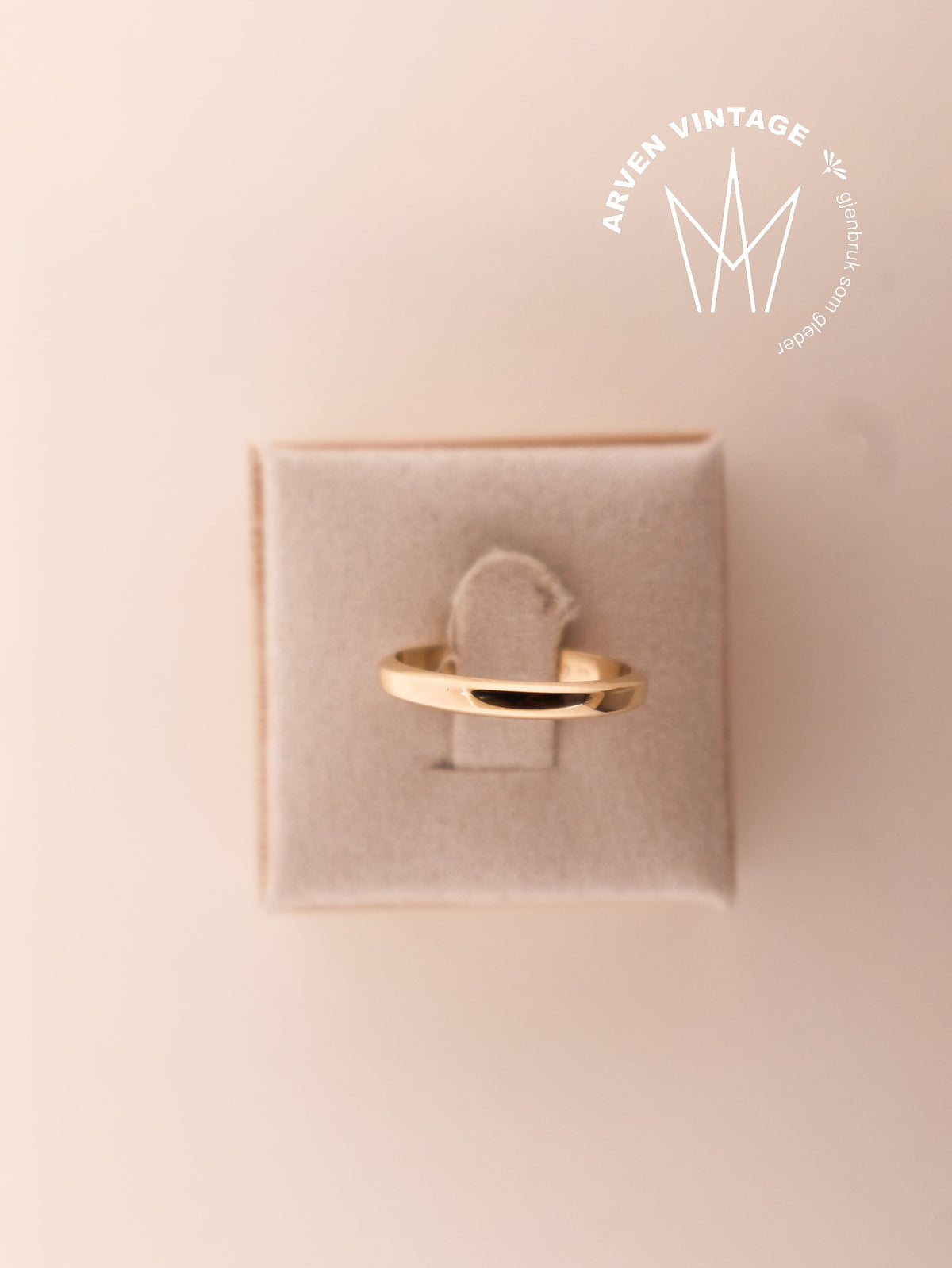 Vintage plain yellow gold ring size 53.5