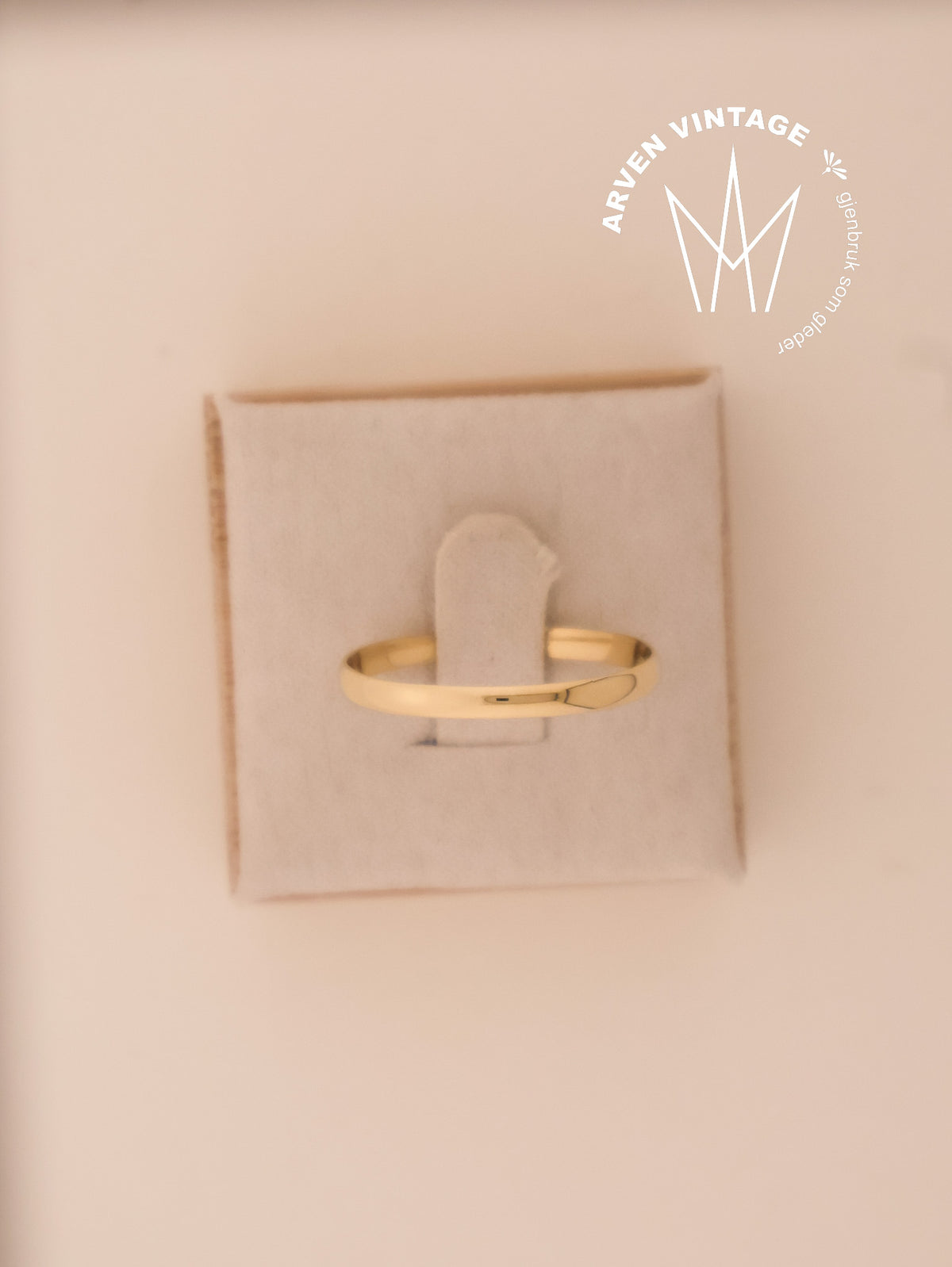 Vintage plain band in yellow gold size 65