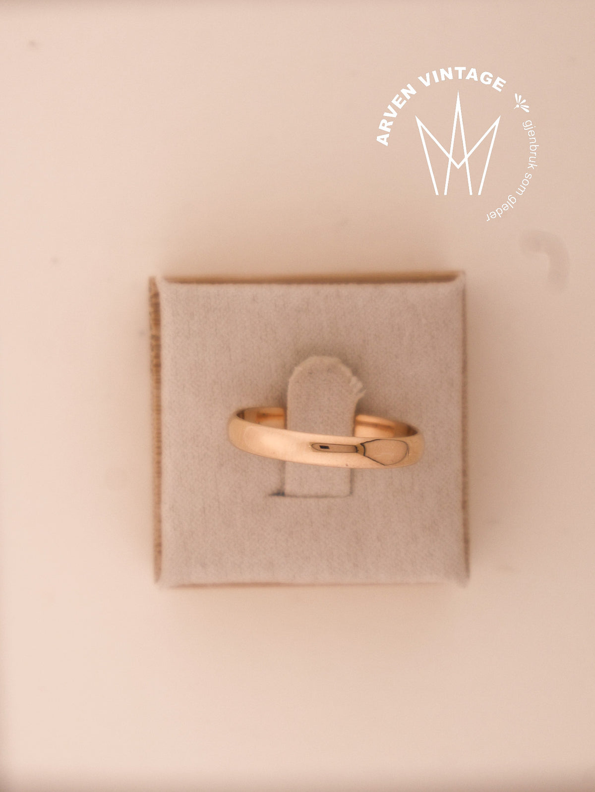 Vintage plain yellow gold ring size 63