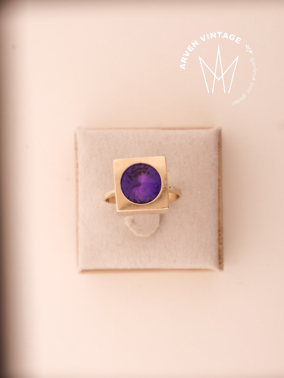 Vintage yellow gold ring with purple stone, size 57