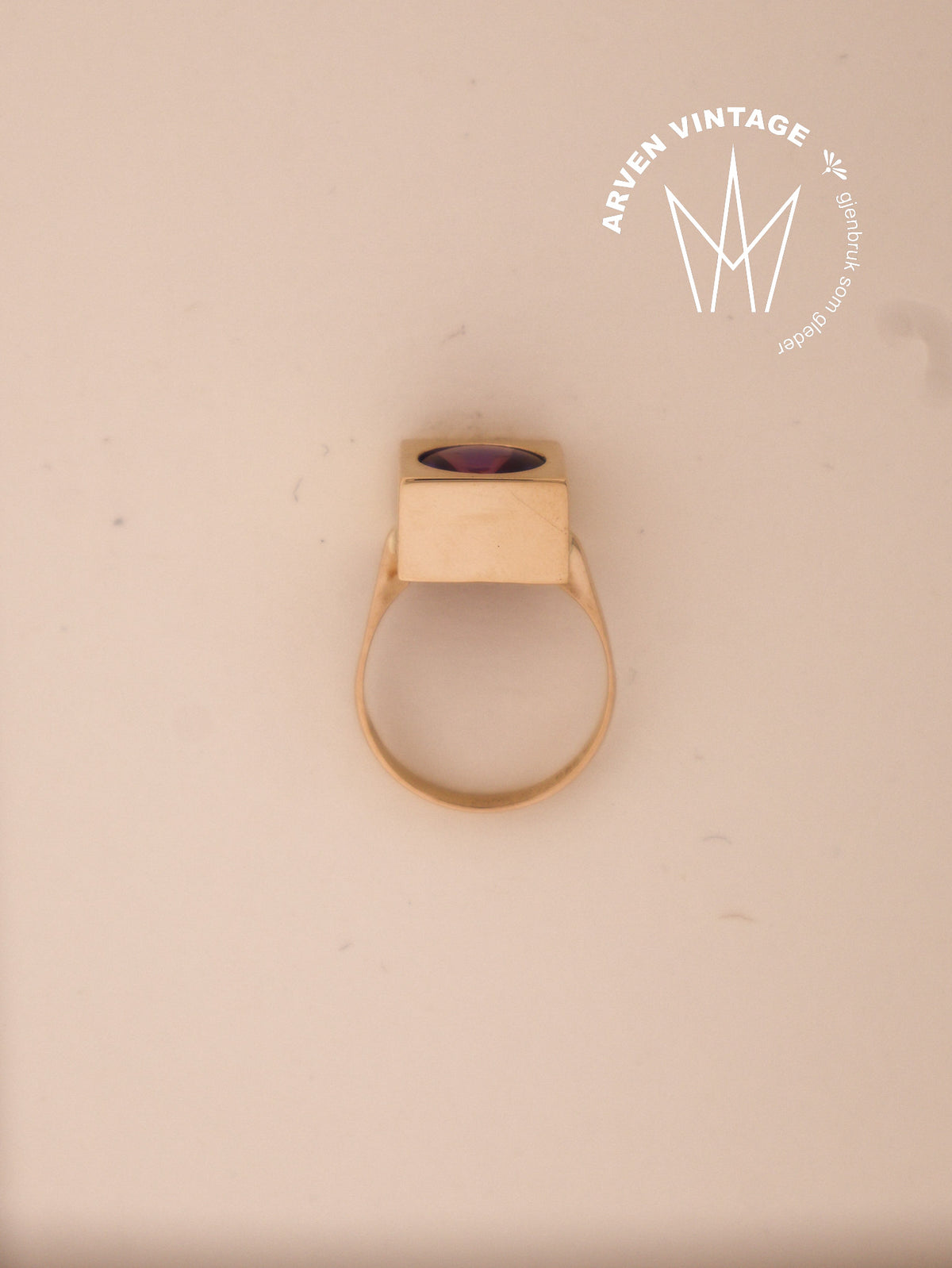 Vintage yellow gold ring with purple stone, size 57