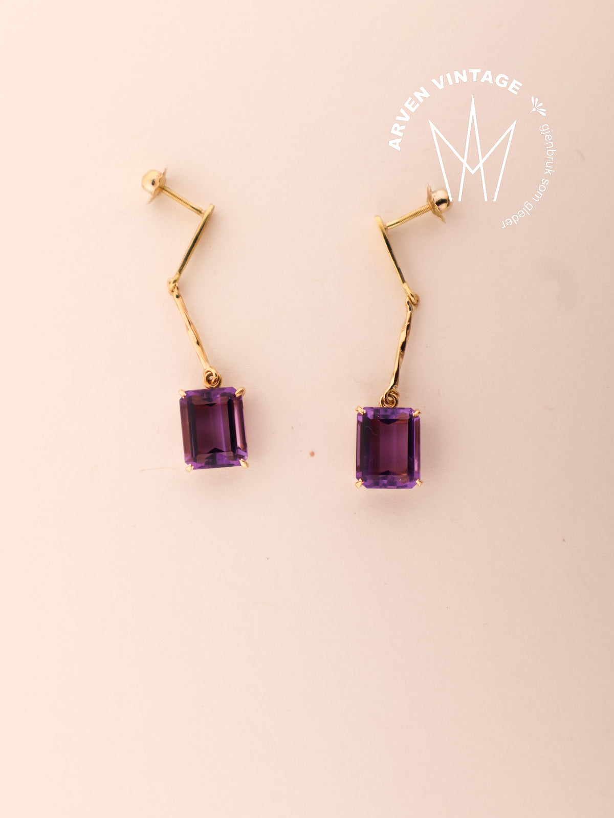 Vintage yellow gold earrings with purple stone