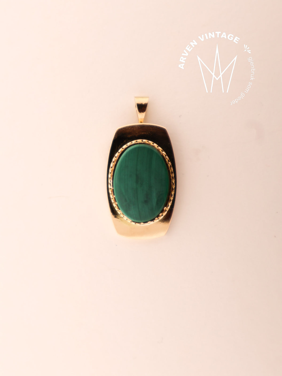 Vintage pendant yellow gold with green stone