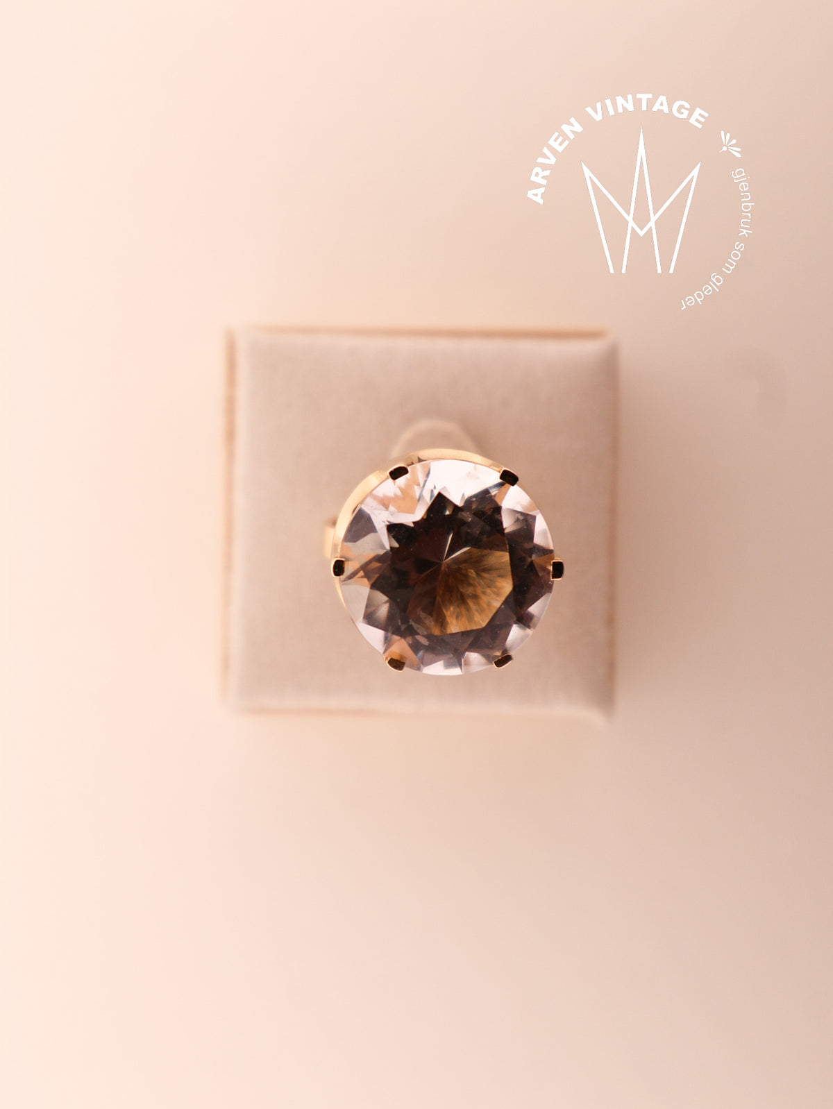 Vintage yellow gold ring with a clear stone, size 53