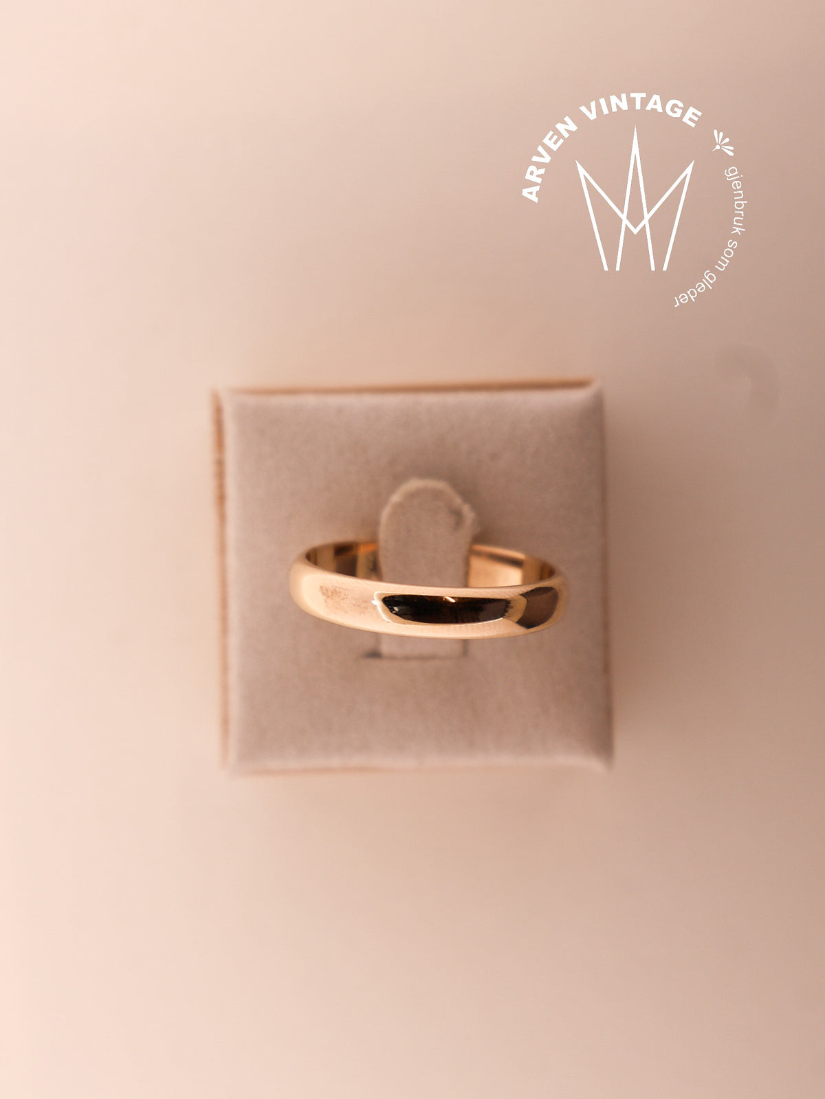 Vintage plain yellow gold ring size 67