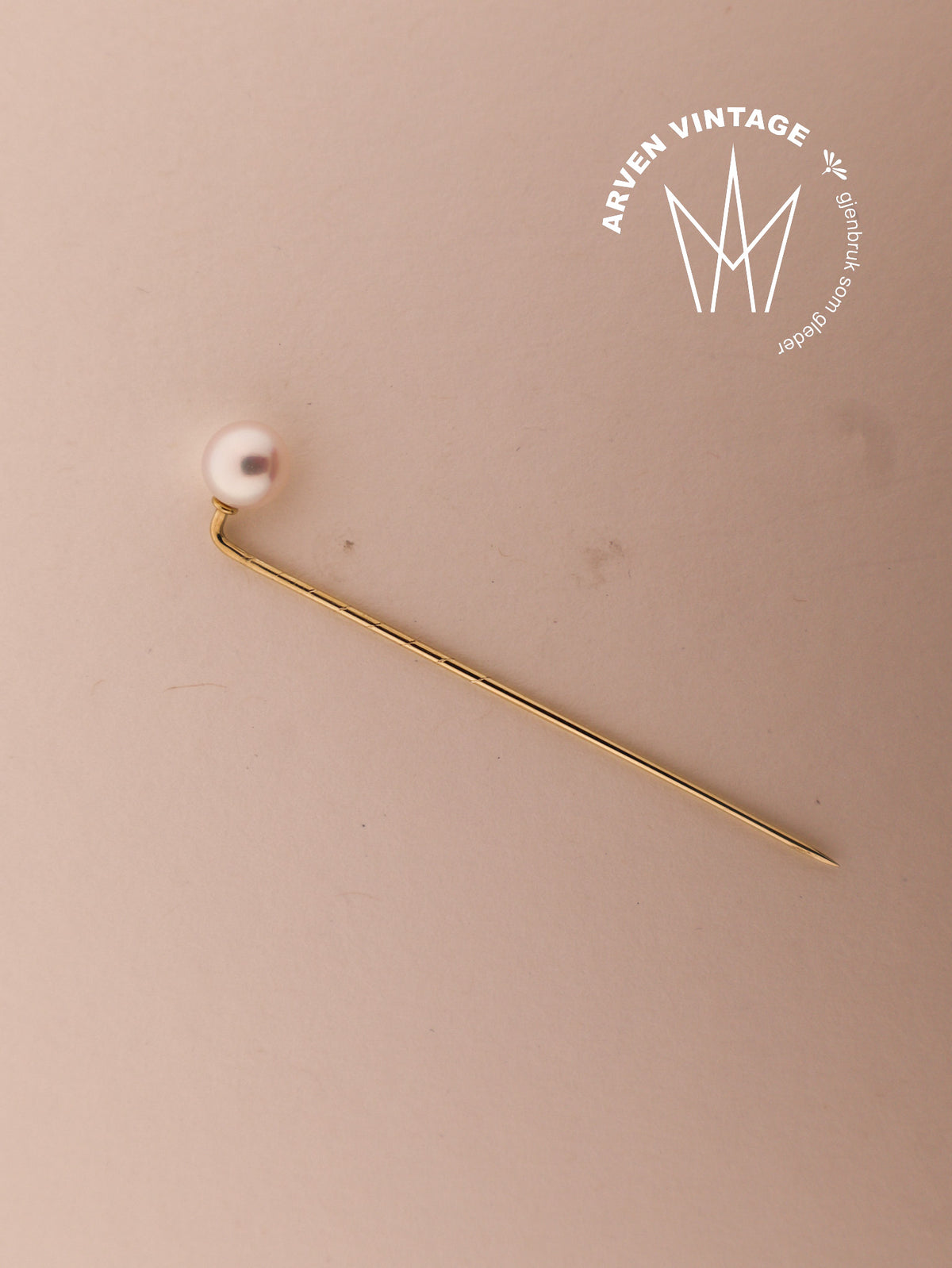 Vintage yellow gold brooch with pearl